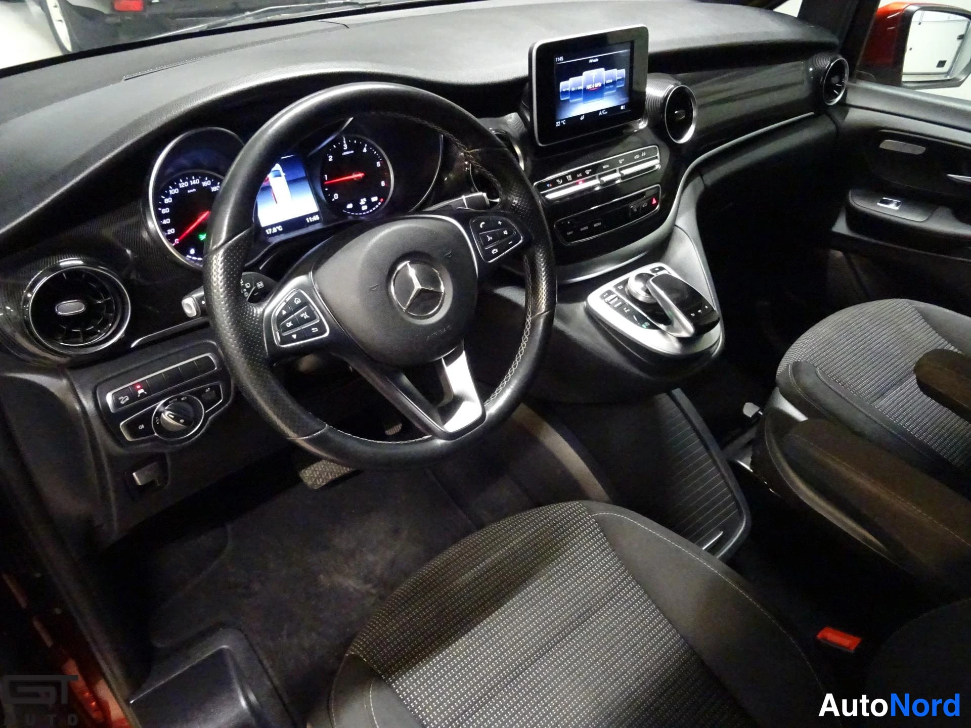 Punainen Mercedes-Benz V 2020, ohjaamo, kuva 9