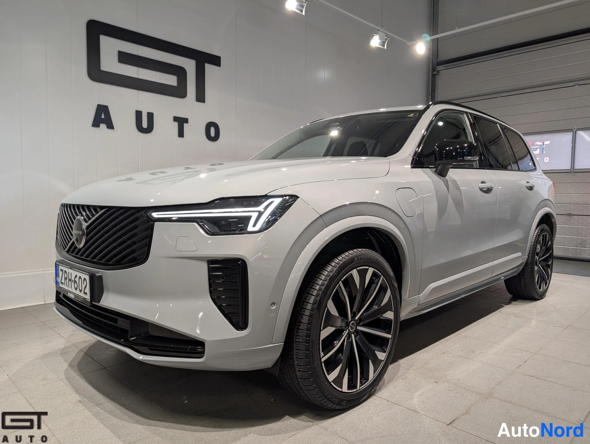 Harmaa Volvo XC90 2026, etuviisto, keula vasemmalle, kuva 2