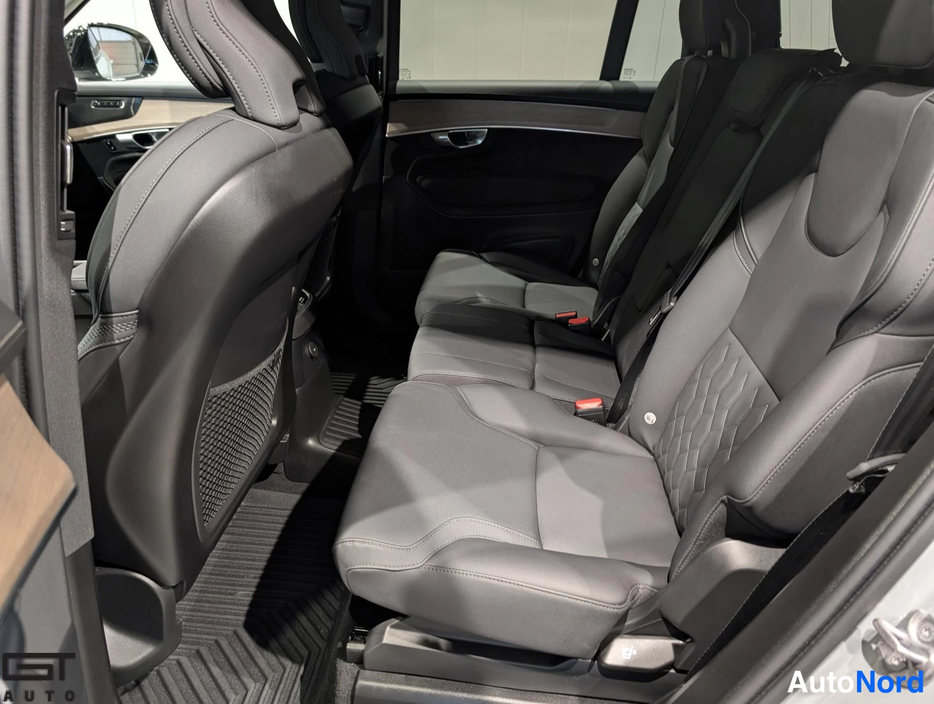 Harmaa Volvo XC90 2026, takaistuimet, kuva 16