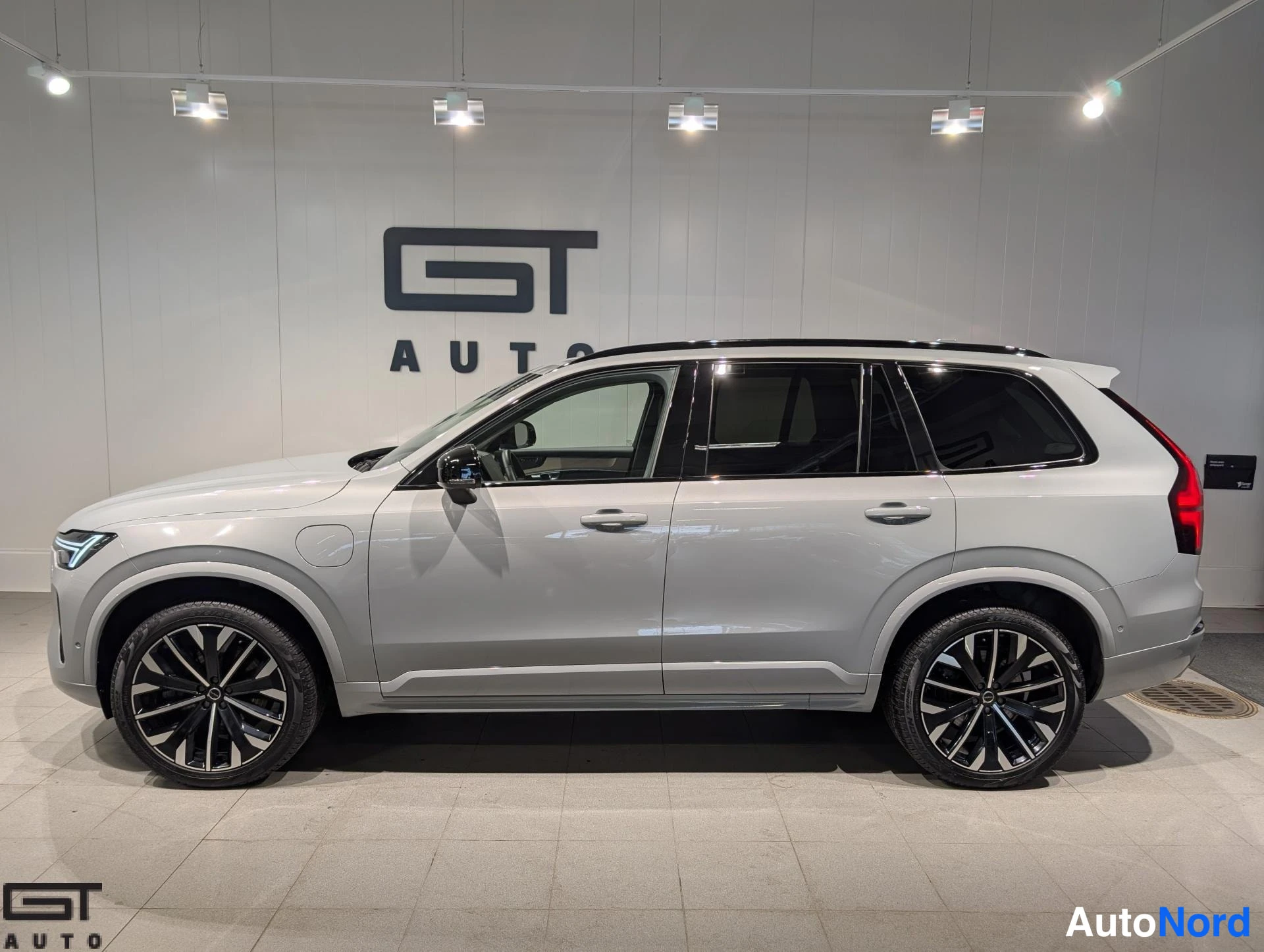 Harmaa Volvo XC90 2026, sivulta, kuva 6