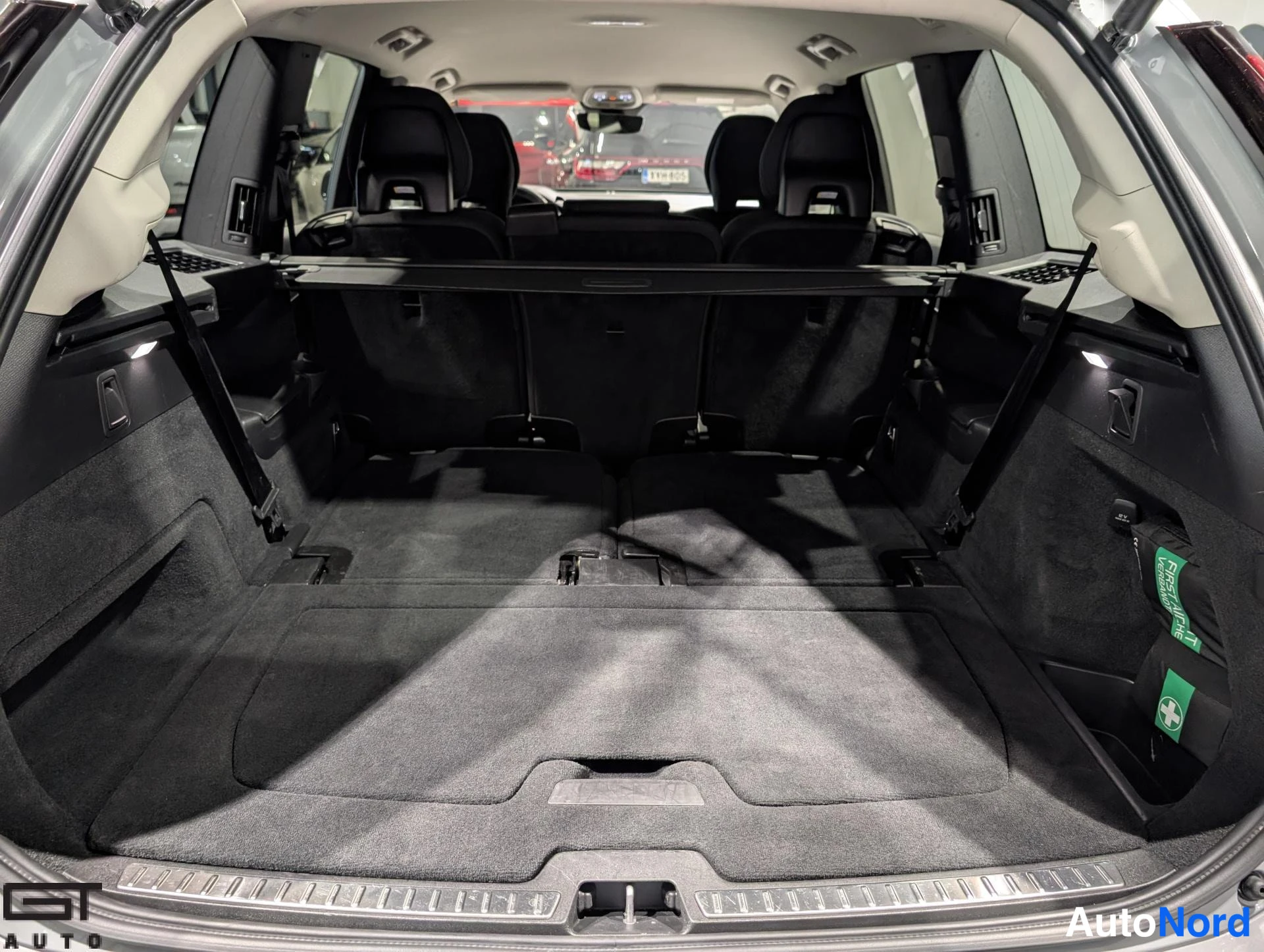 Harmaa Volvo XC90 2026, tavaratila, kuva 18