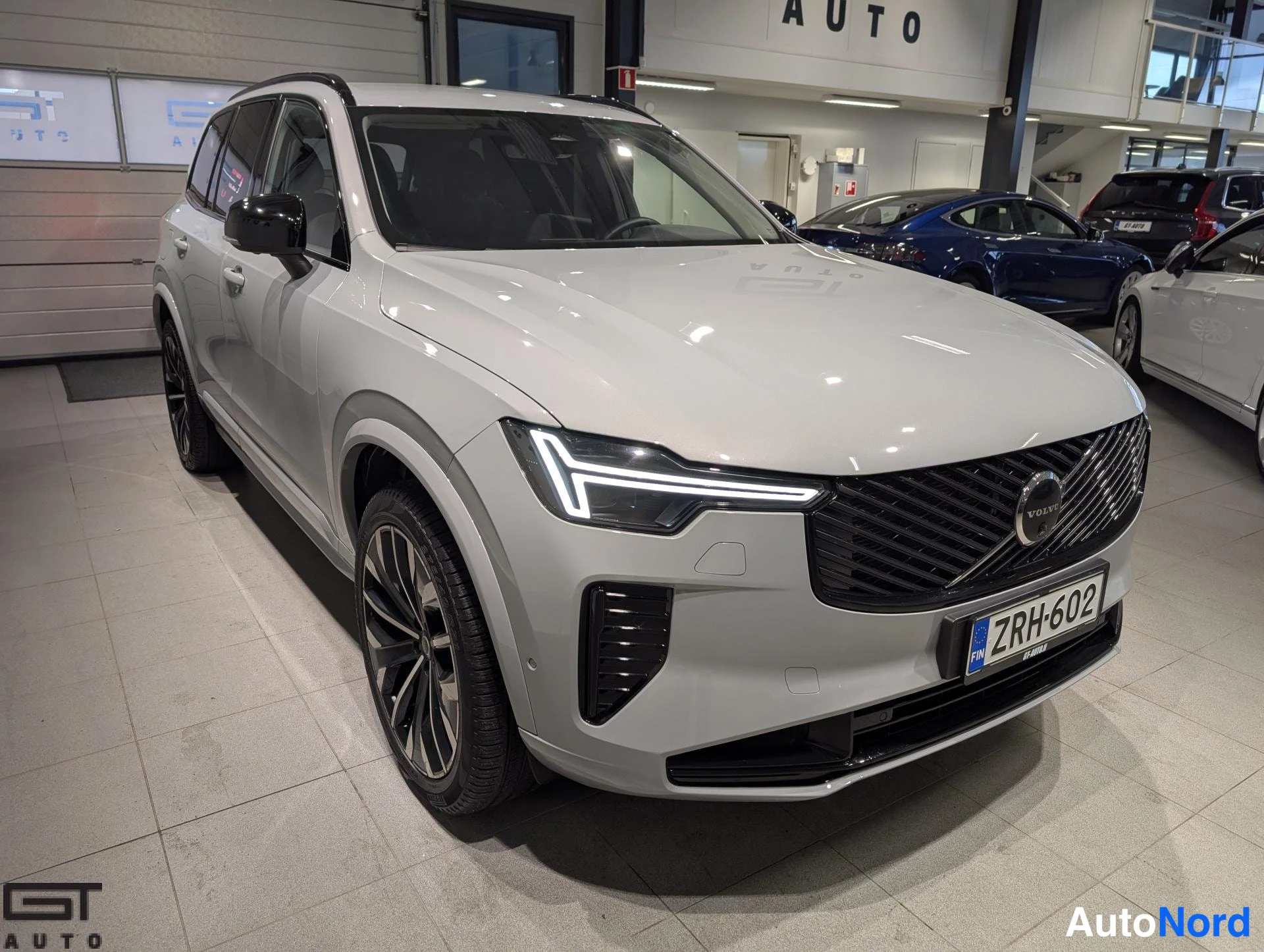 Harmaa Volvo XC90 2026, etuviisto, keula oikealle, kuva 3