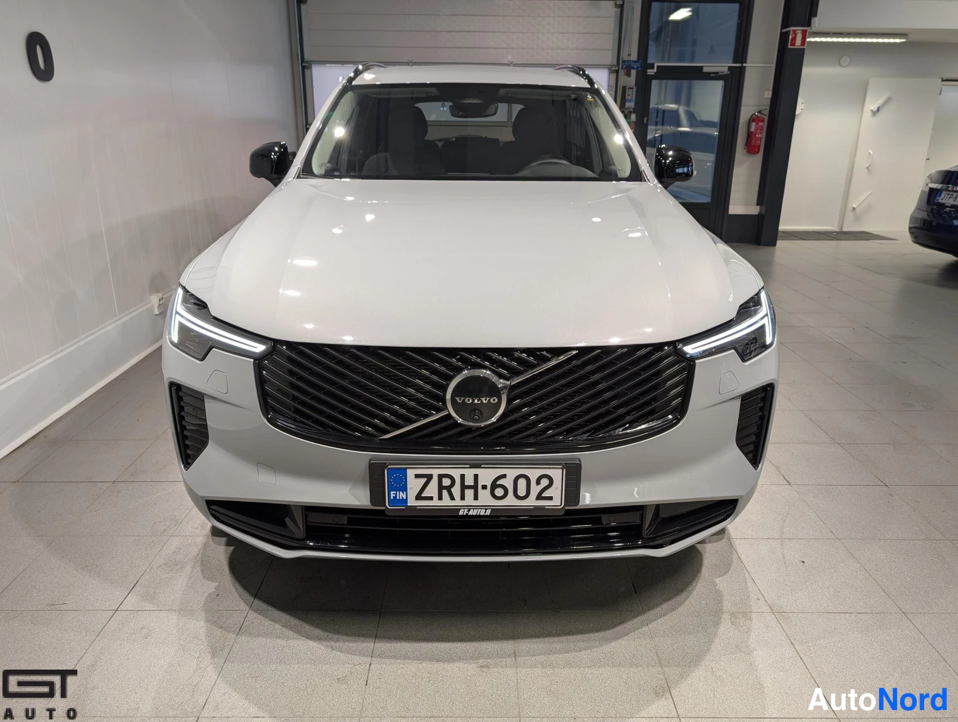 Harmaa Volvo XC90 2026, edestä, kuva 5