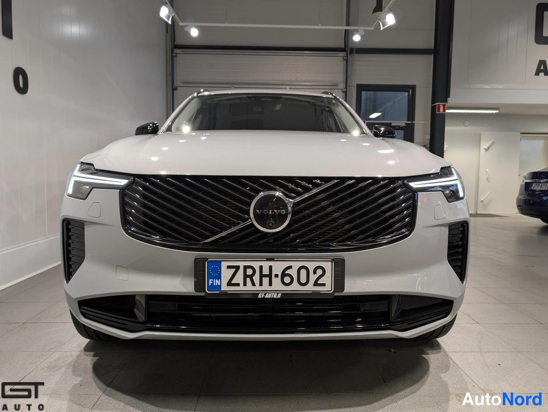 Harmaa Volvo XC90 2026, edestä, kuva 4