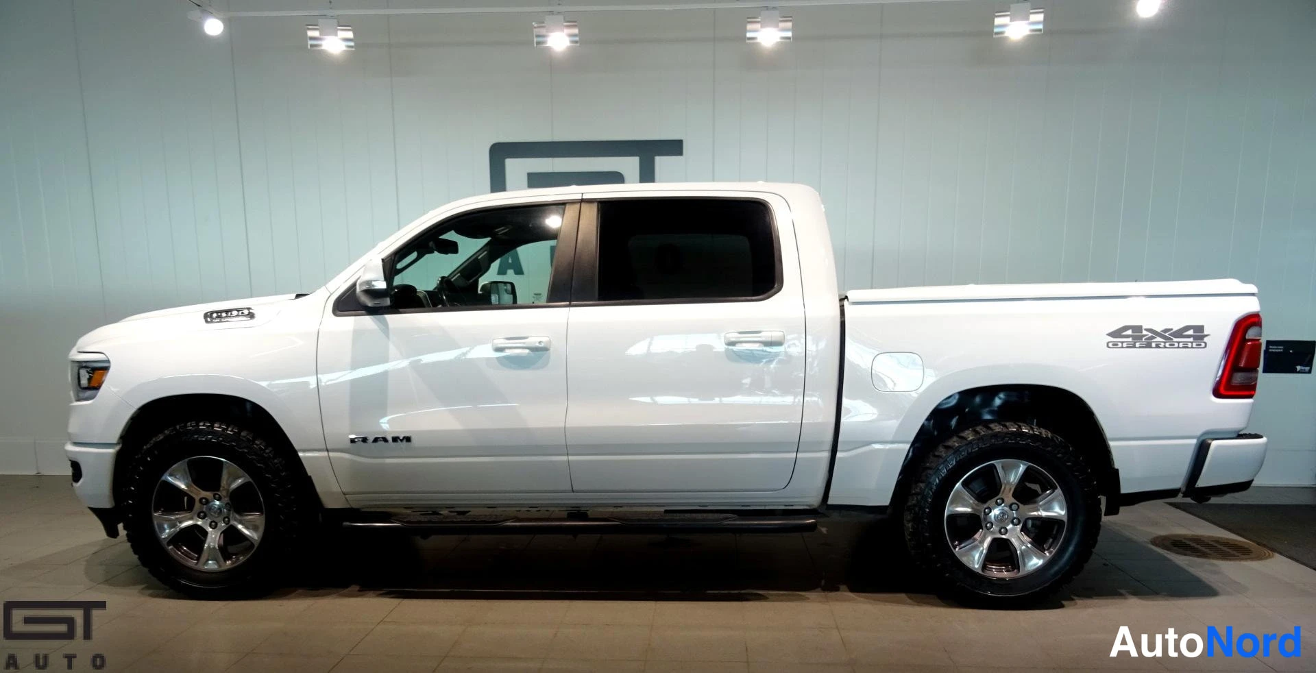 Valkoinen Dodge Ram 2019, sivulta, kuva 5