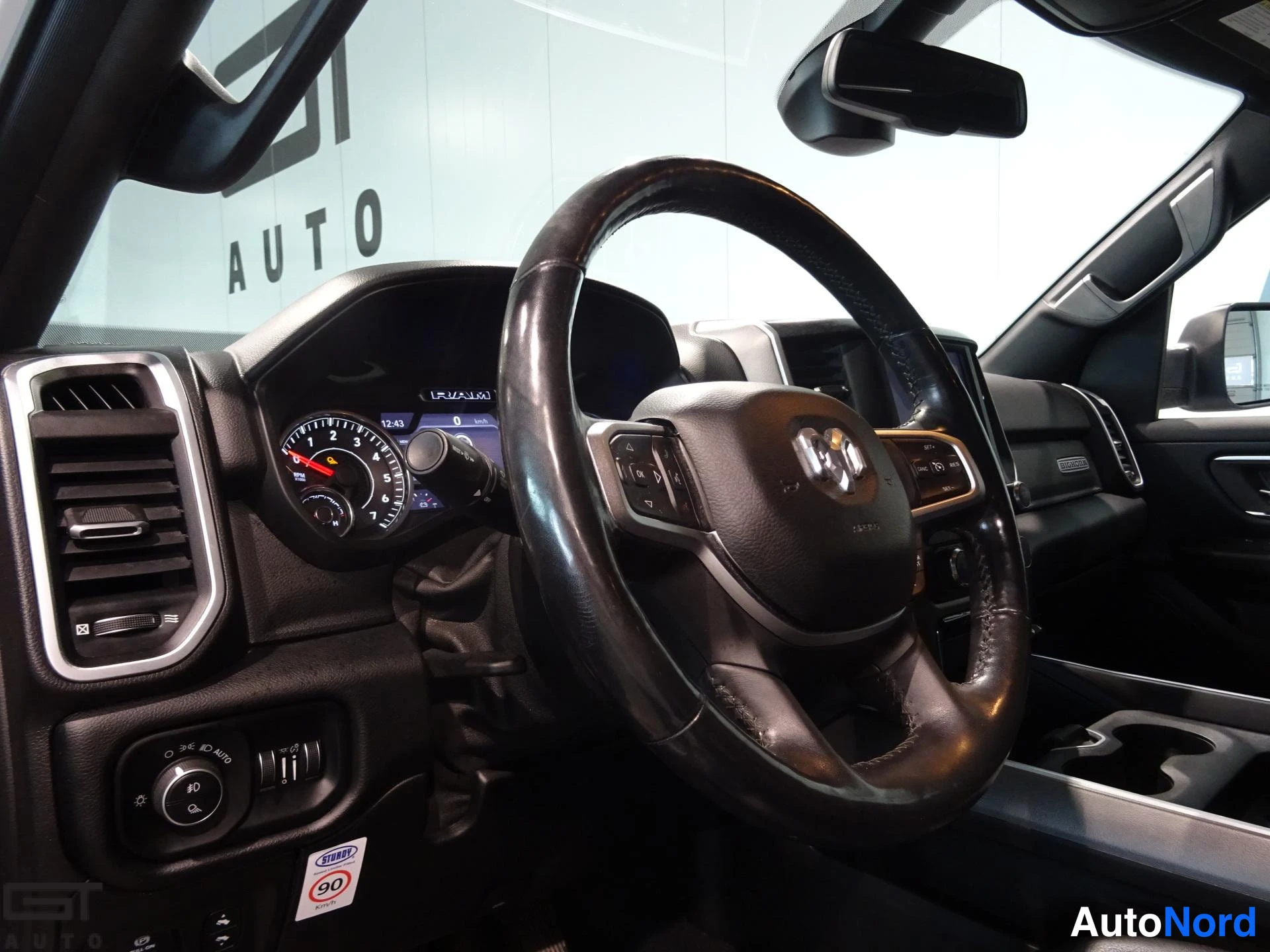 Valkoinen Dodge Ram 2019, ohjaamo, kuva 14