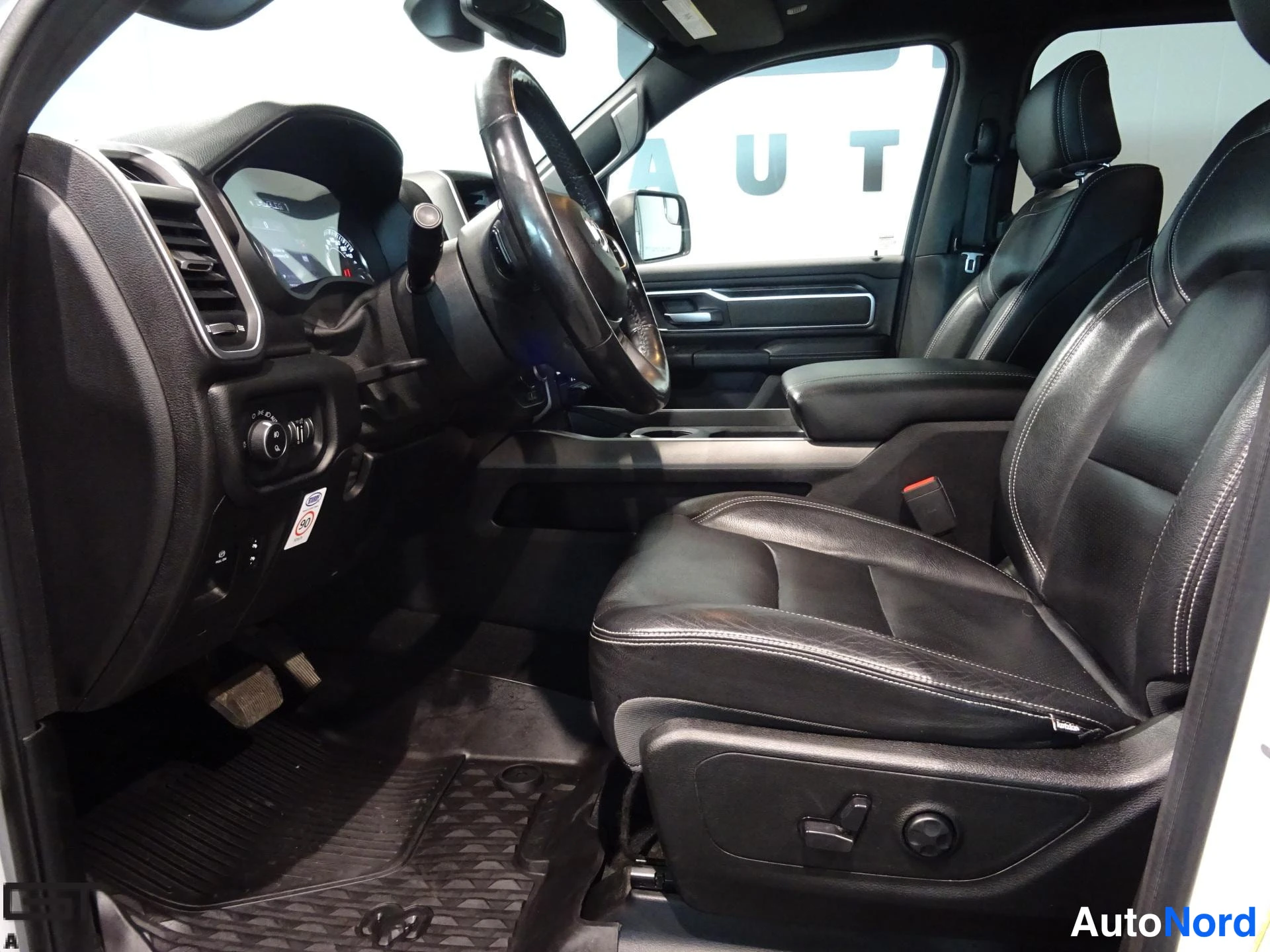 Valkoinen Dodge Ram 2019, etuistuimet, kuva 15