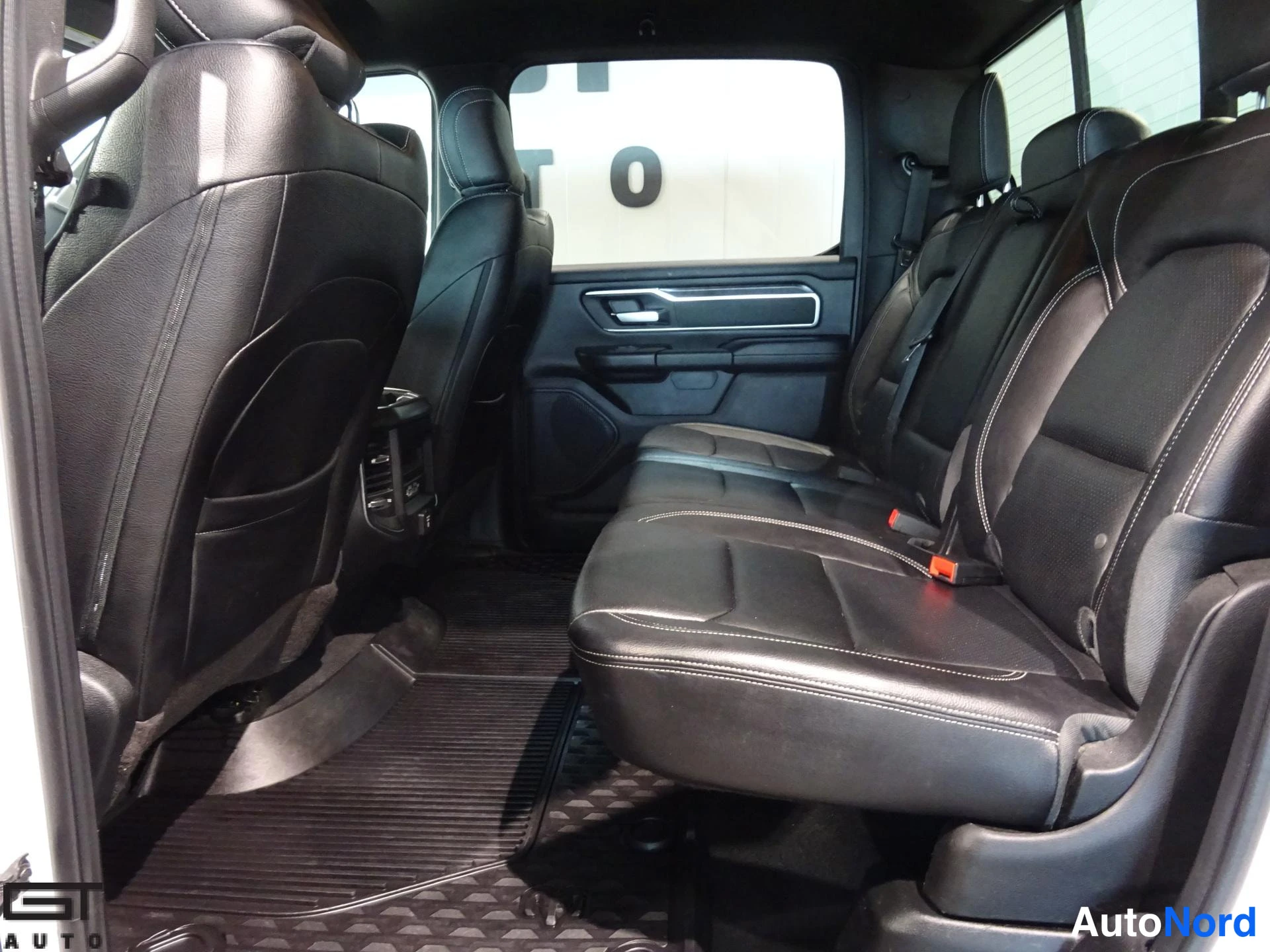 Valkoinen Dodge Ram 2019, takaistuimet, kuva 16