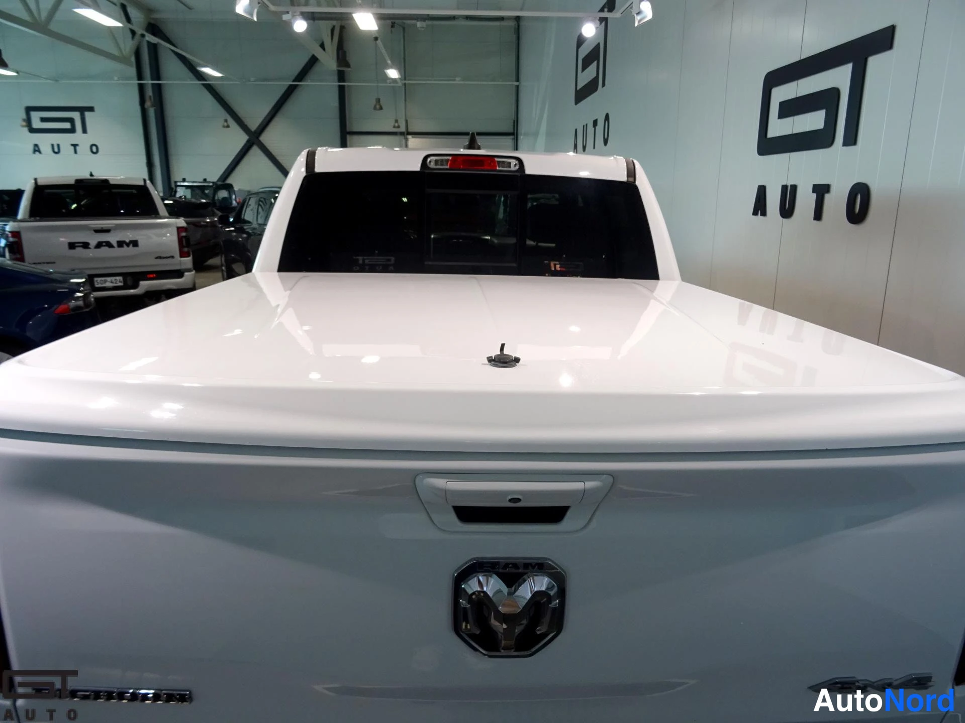 Valkoinen Dodge Ram 2019, takaa, kuva 10