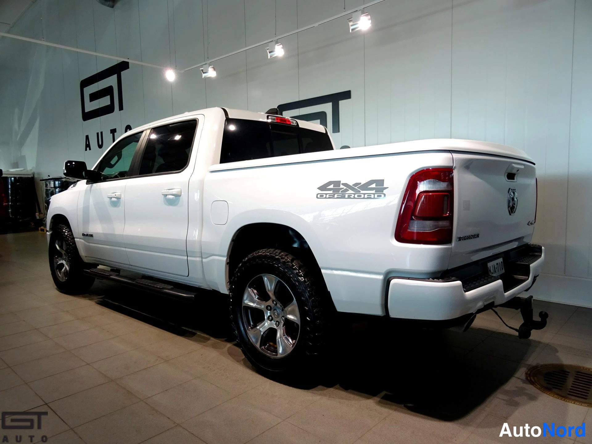Valkoinen Dodge Ram 2019, takaviisto, kuva 6
