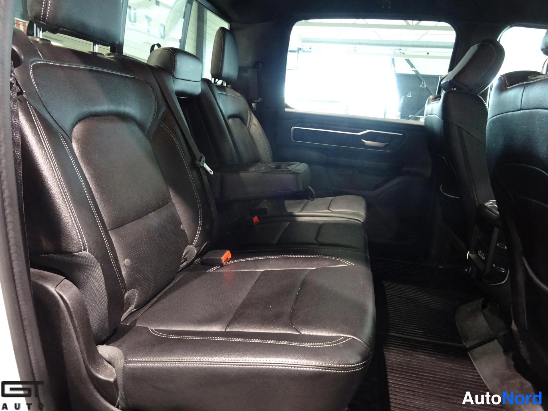 Valkoinen Dodge Ram 2019, takaistuimet, kuva 17