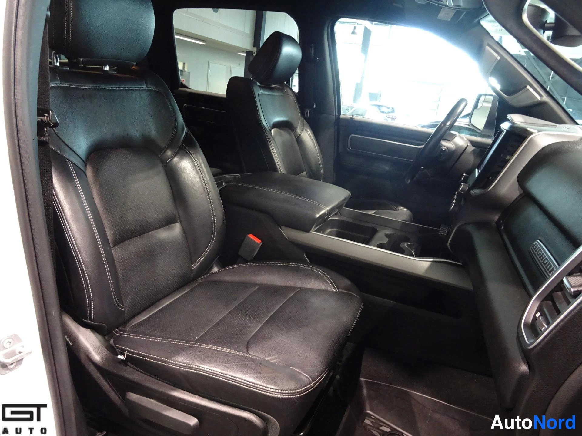 Valkoinen Dodge Ram 2019, ohjaamo, kuva 13