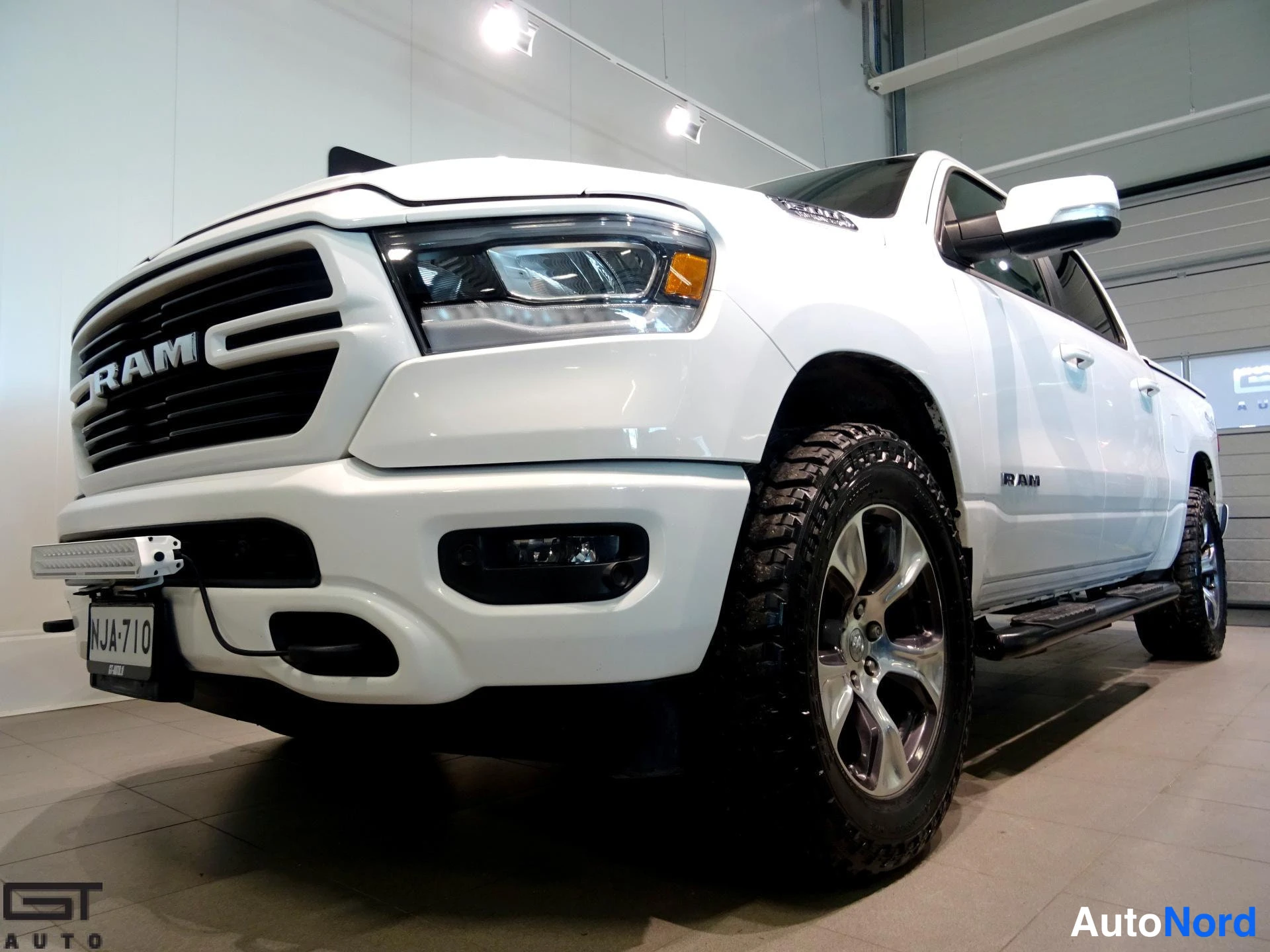 Valkoinen Dodge Ram 2019, etuviisto, keula vasemmalle, kuva 2