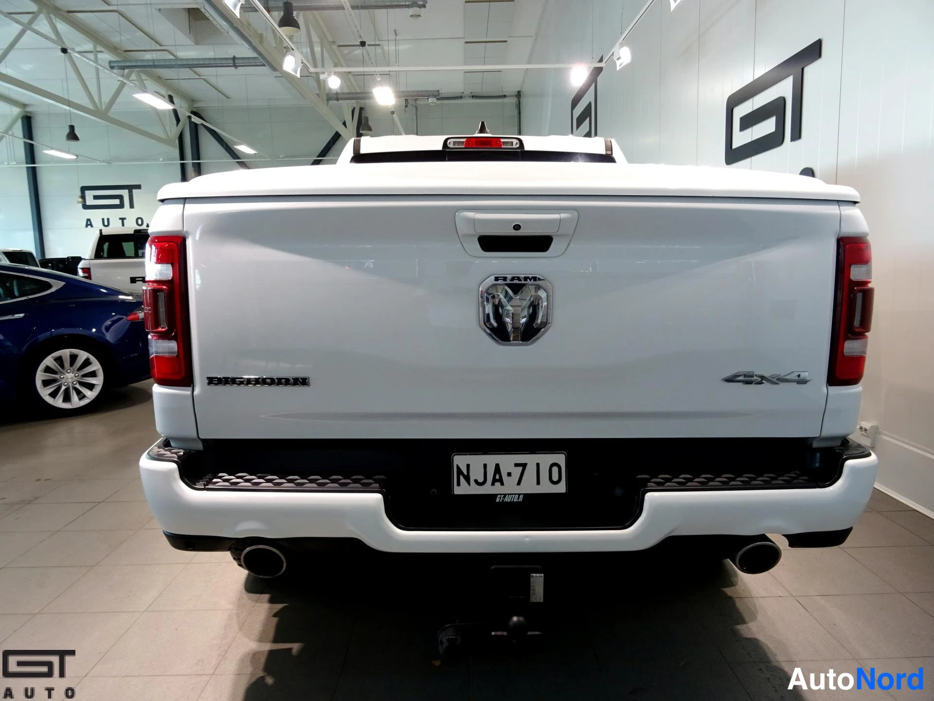 Valkoinen Dodge Ram 2019, takaa, kuva 9
