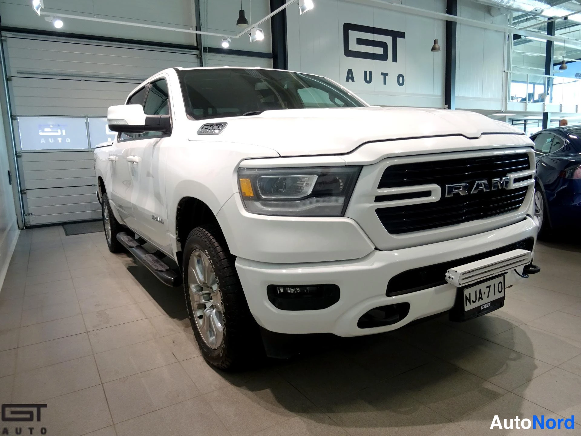 Valkoinen Dodge Ram 2019, etuviisto, keula oikealle, kuva 3
