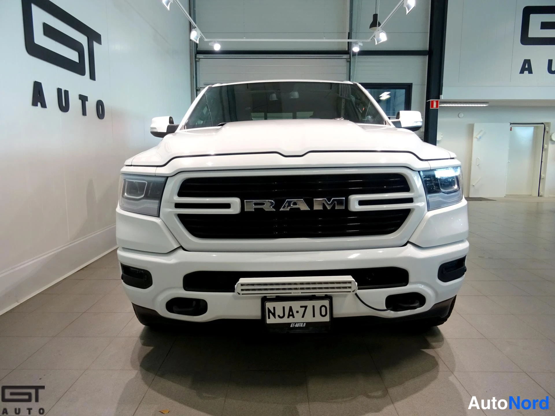 Valkoinen Dodge Ram 2019, edestä, kuva 4