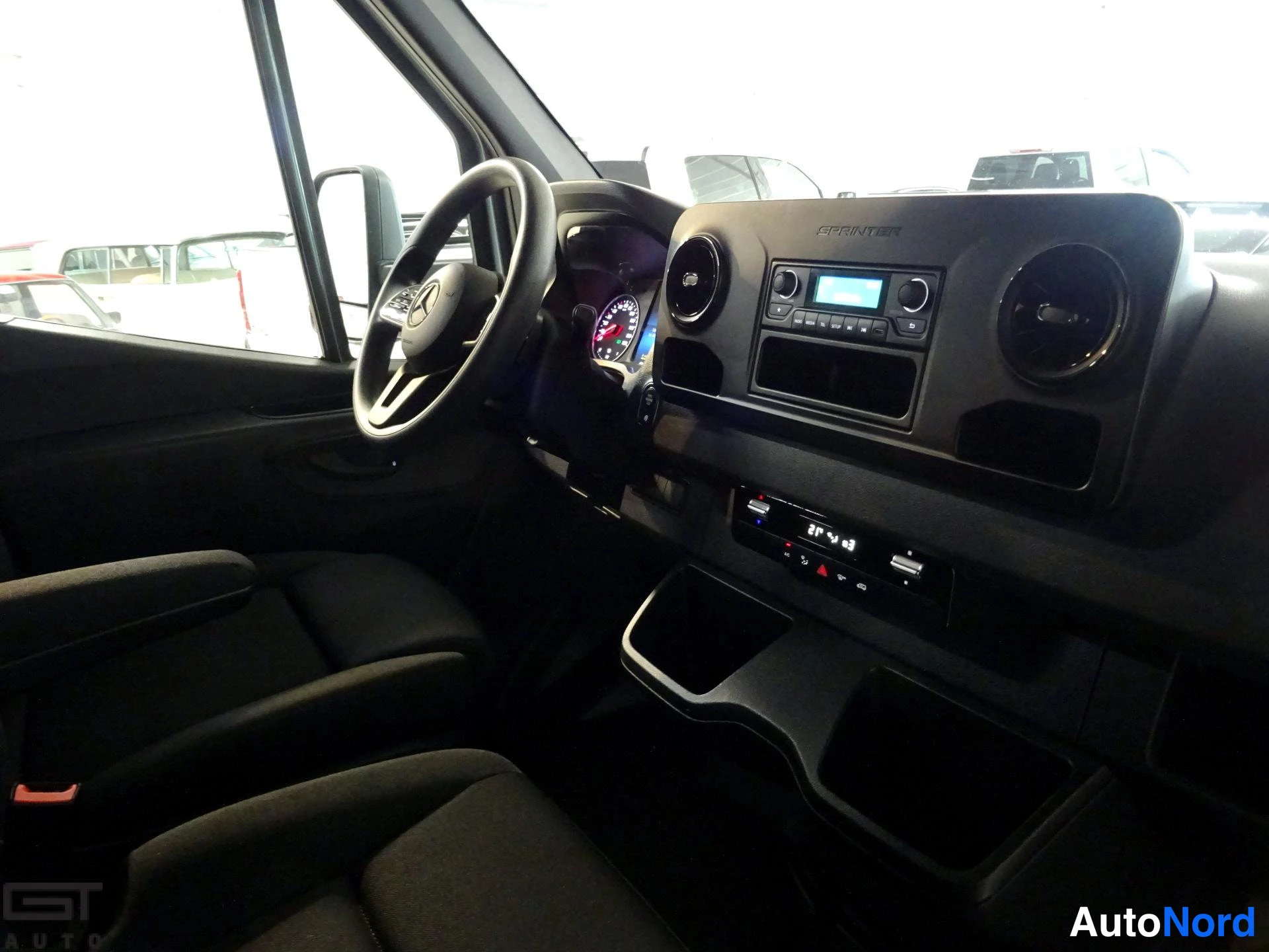 Harmaa Mercedes-Benz Sprinter 2022, ohjaamo, kuva 9