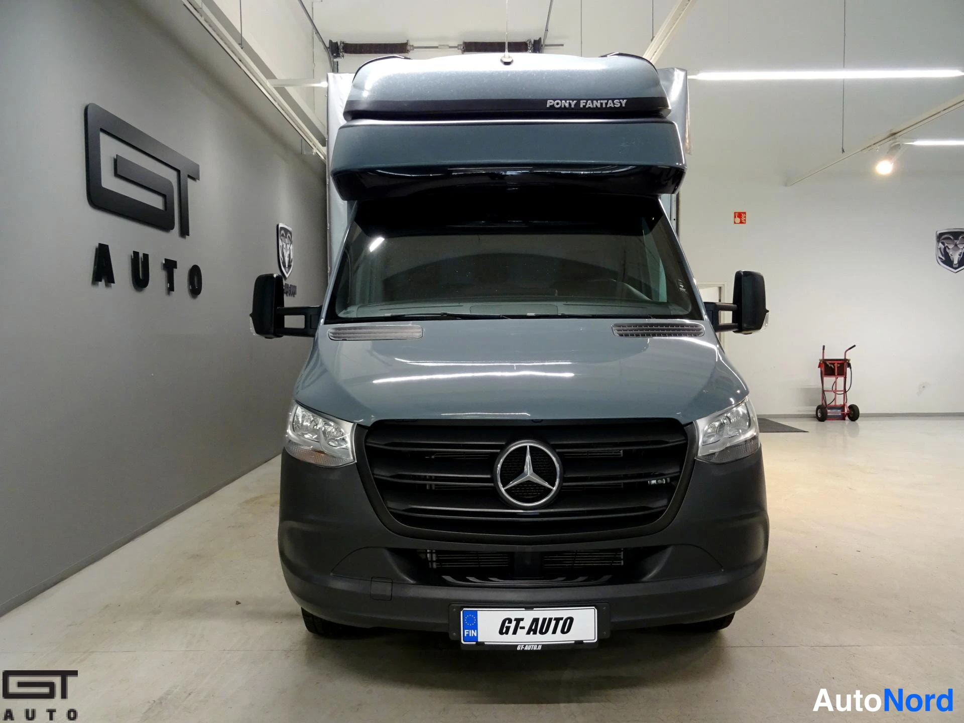 Harmaa Mercedes-Benz Sprinter 2022, edestä, kuva 3