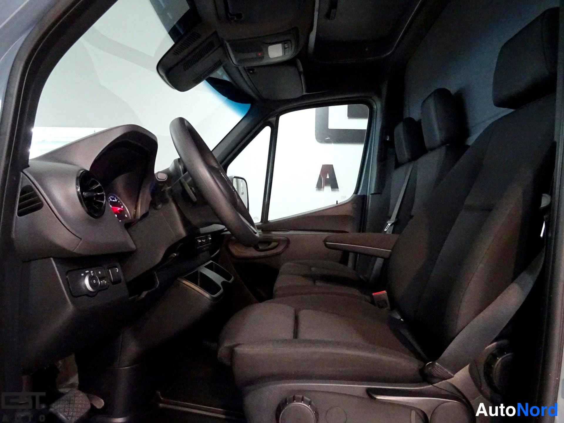 Harmaa Mercedes-Benz Sprinter 2022, ohjaamo, kuva 8