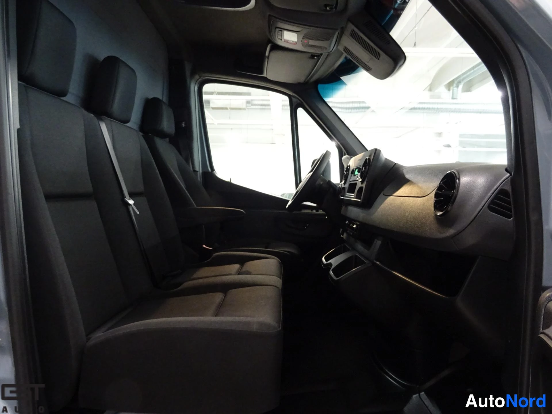 Harmaa Mercedes-Benz Sprinter 2022, etuistuimet, kuva 11