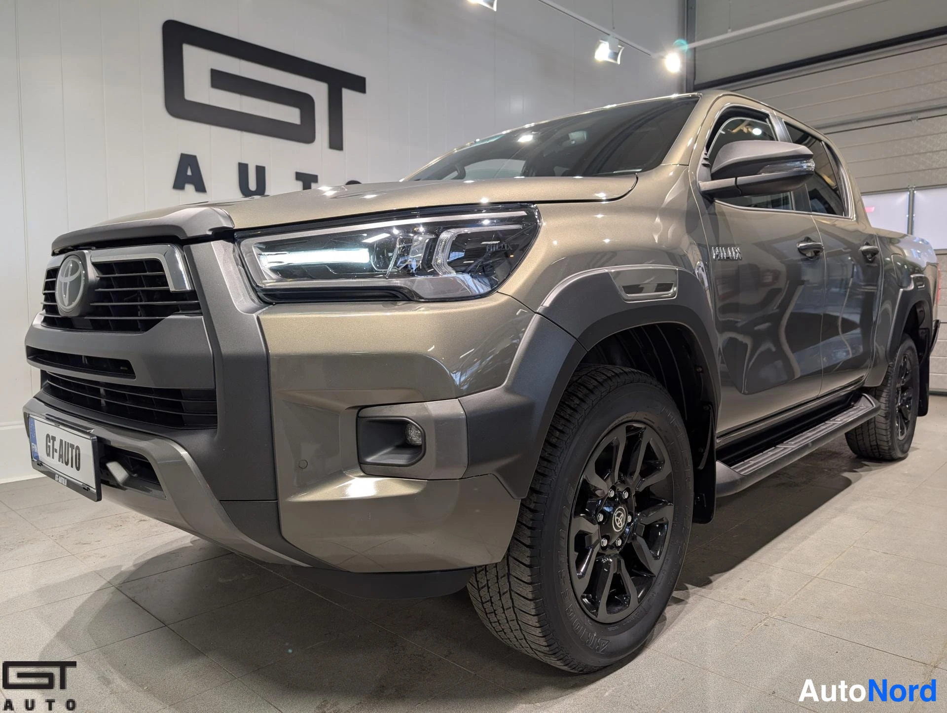 Beige Toyota Hilux 2023, etuviisto, keula oikealle, kuva 2
