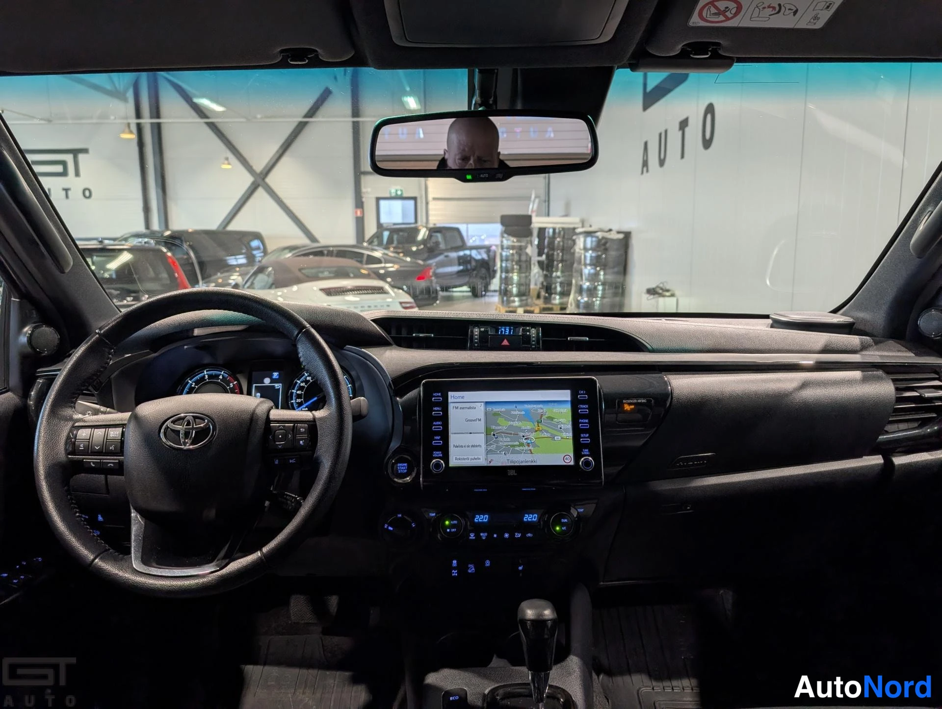 Beige Toyota Hilux 2023, ohjaamo, kuva 11