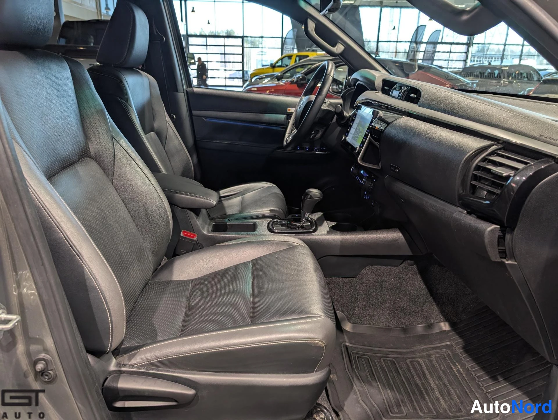 Beige Toyota Hilux 2023, etuistuimet, kuva 13