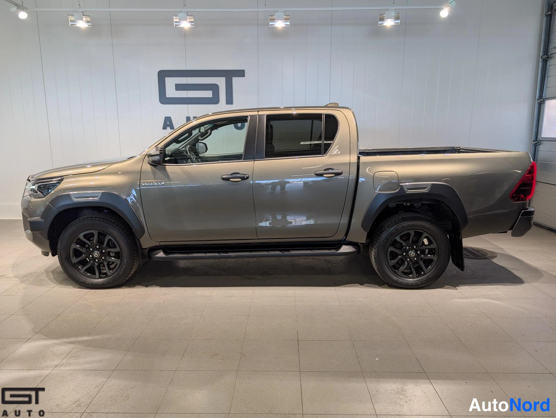 Beige Toyota Hilux 2023, sivulta, kuva 6