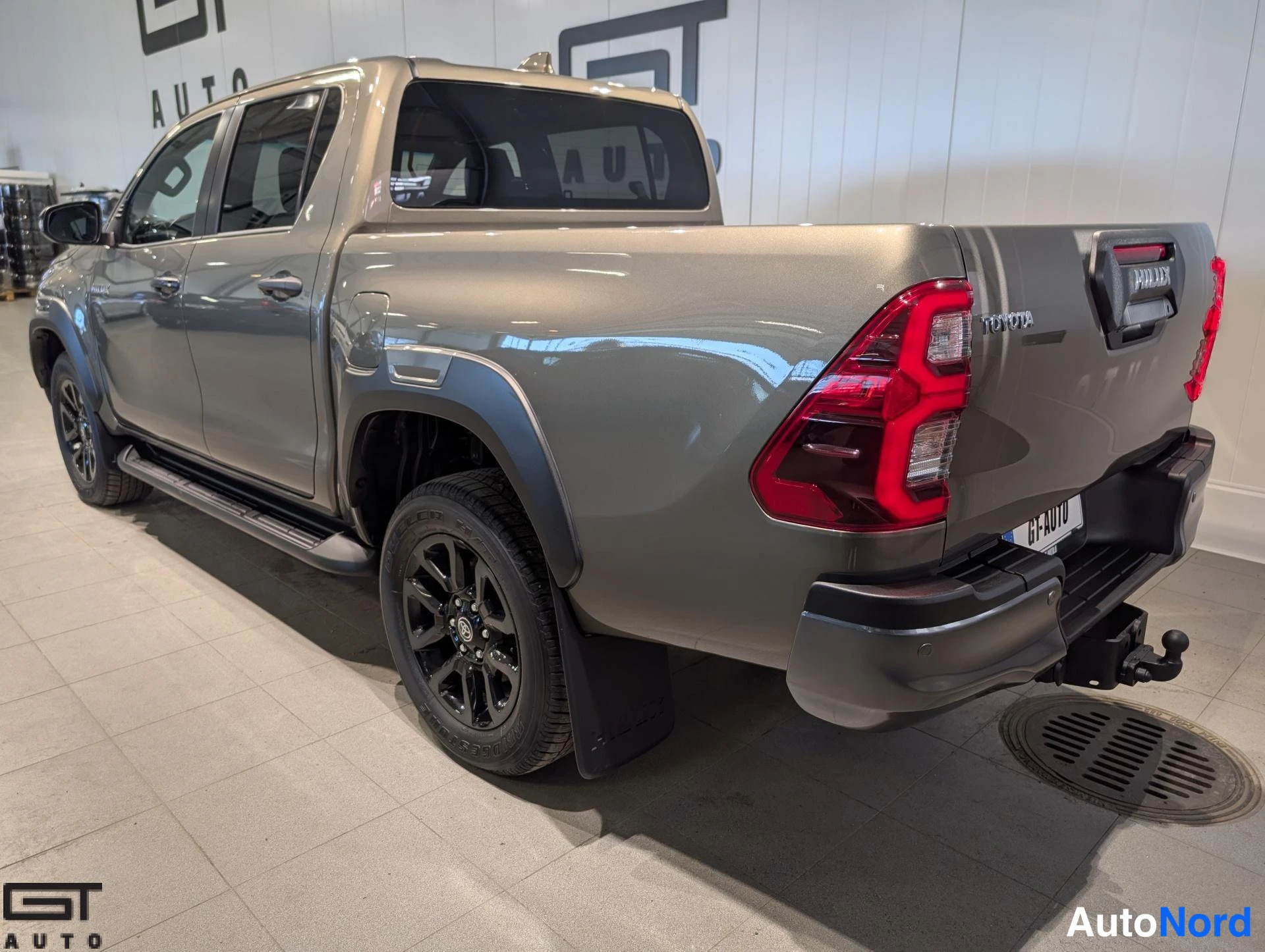 Beige Toyota Hilux 2023, takaviisto, kuva 7