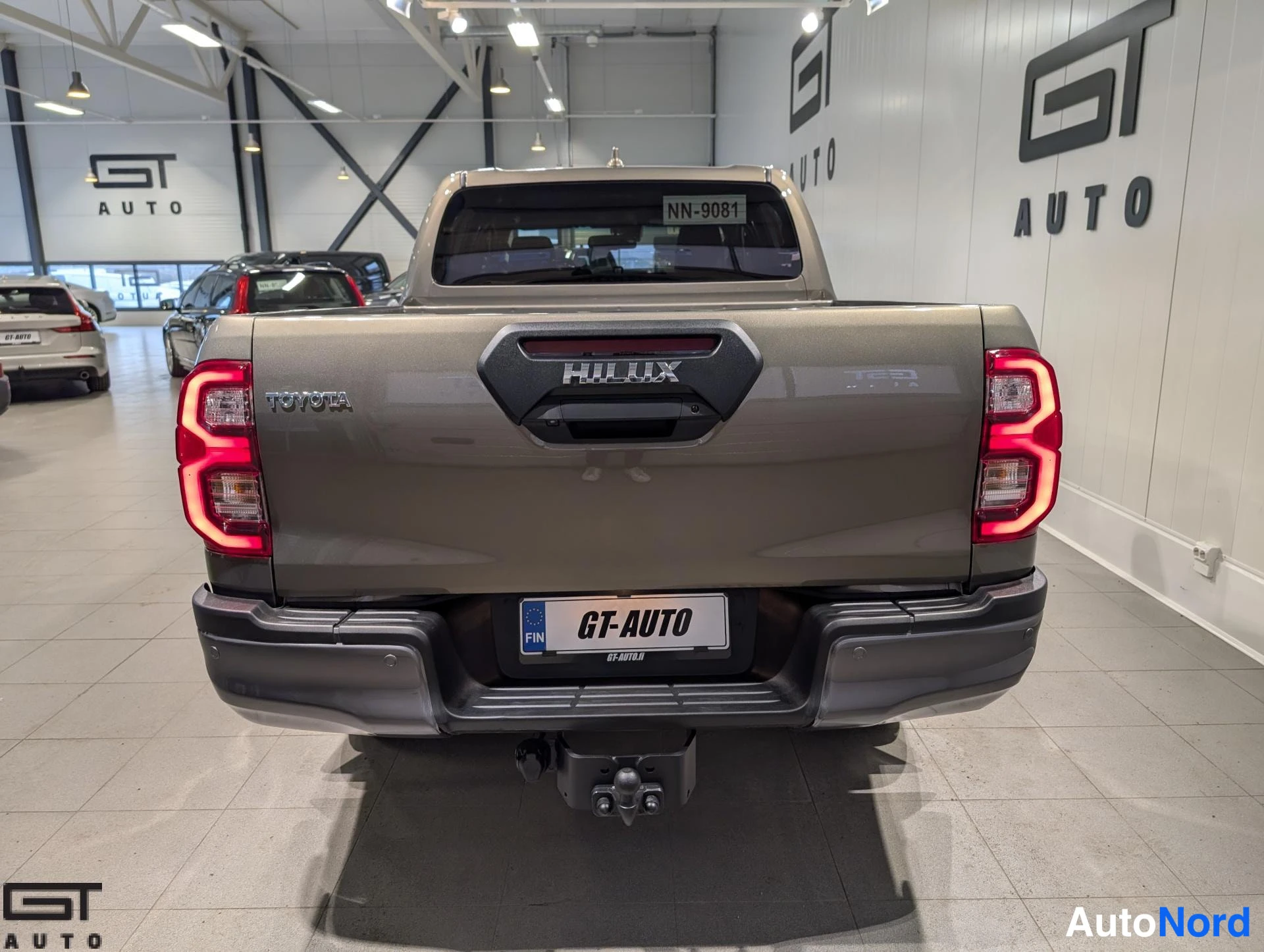 Beige Toyota Hilux 2023, takaa, kuva 9