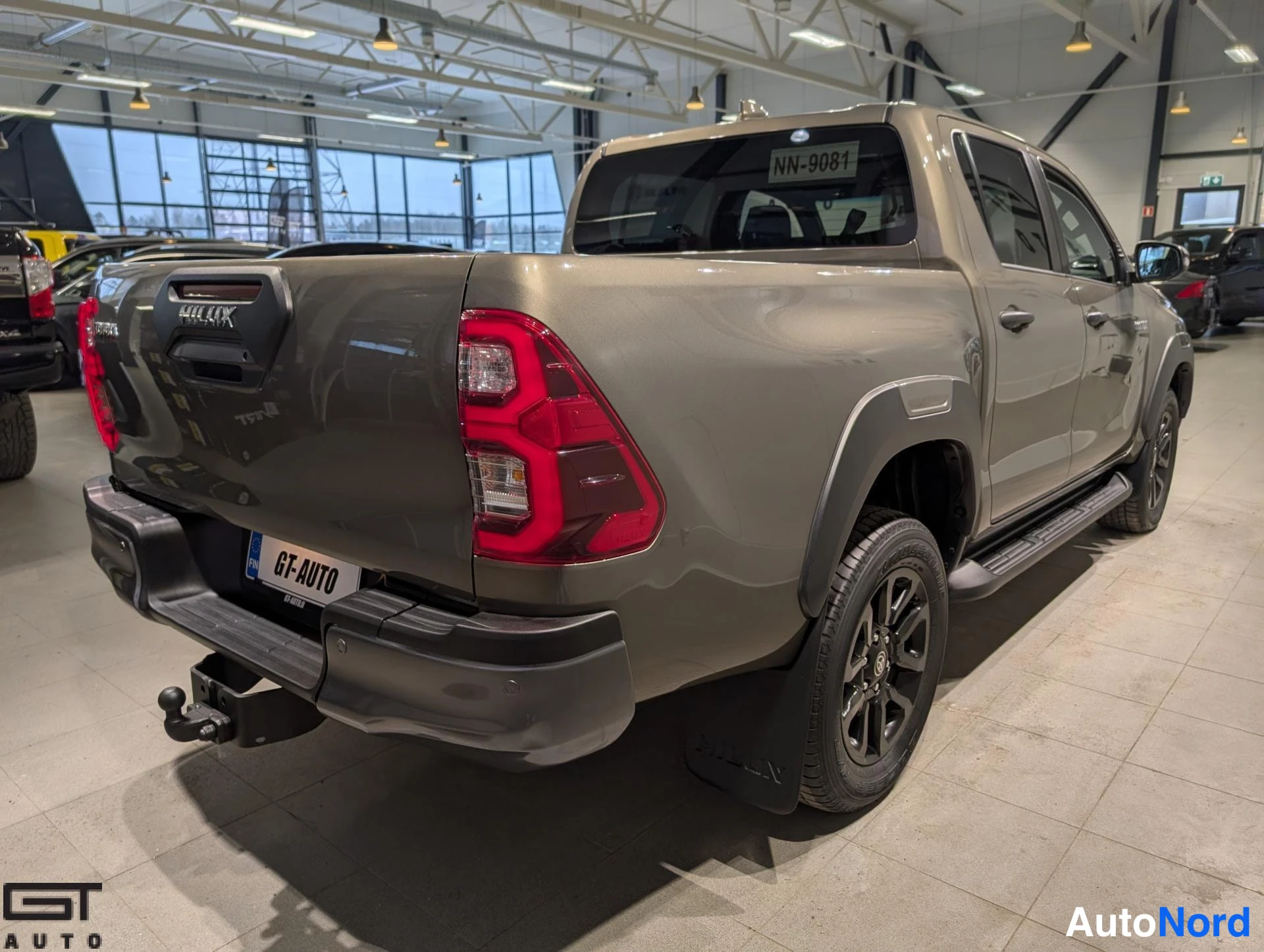 Beige Toyota Hilux 2023, takaviisto, kuva 8