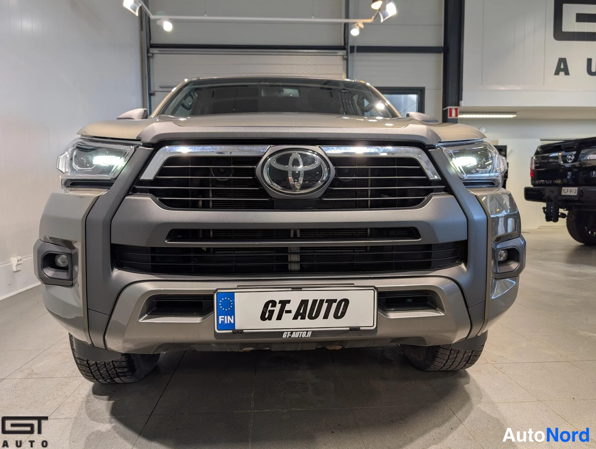 Beige Toyota Hilux 2023, edestä, kuva 5
