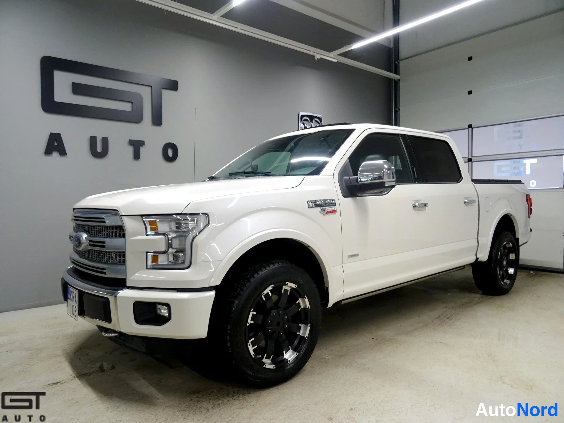 Valkoinen Ford F-150 2016, etuviisto, keula vasemmalle, kuva 2