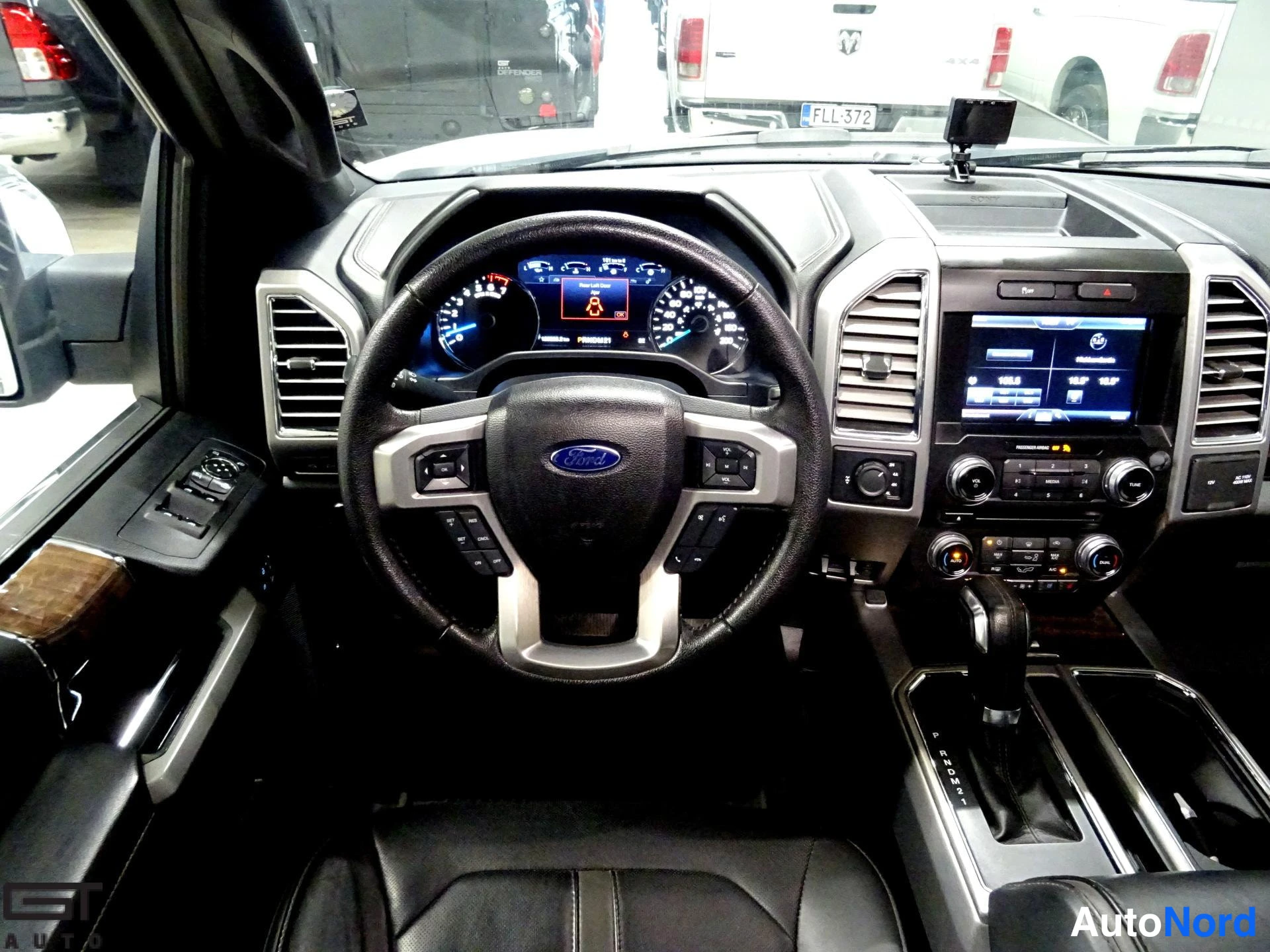 Valkoinen Ford F-150 2016, ohjaamo, kuva 13