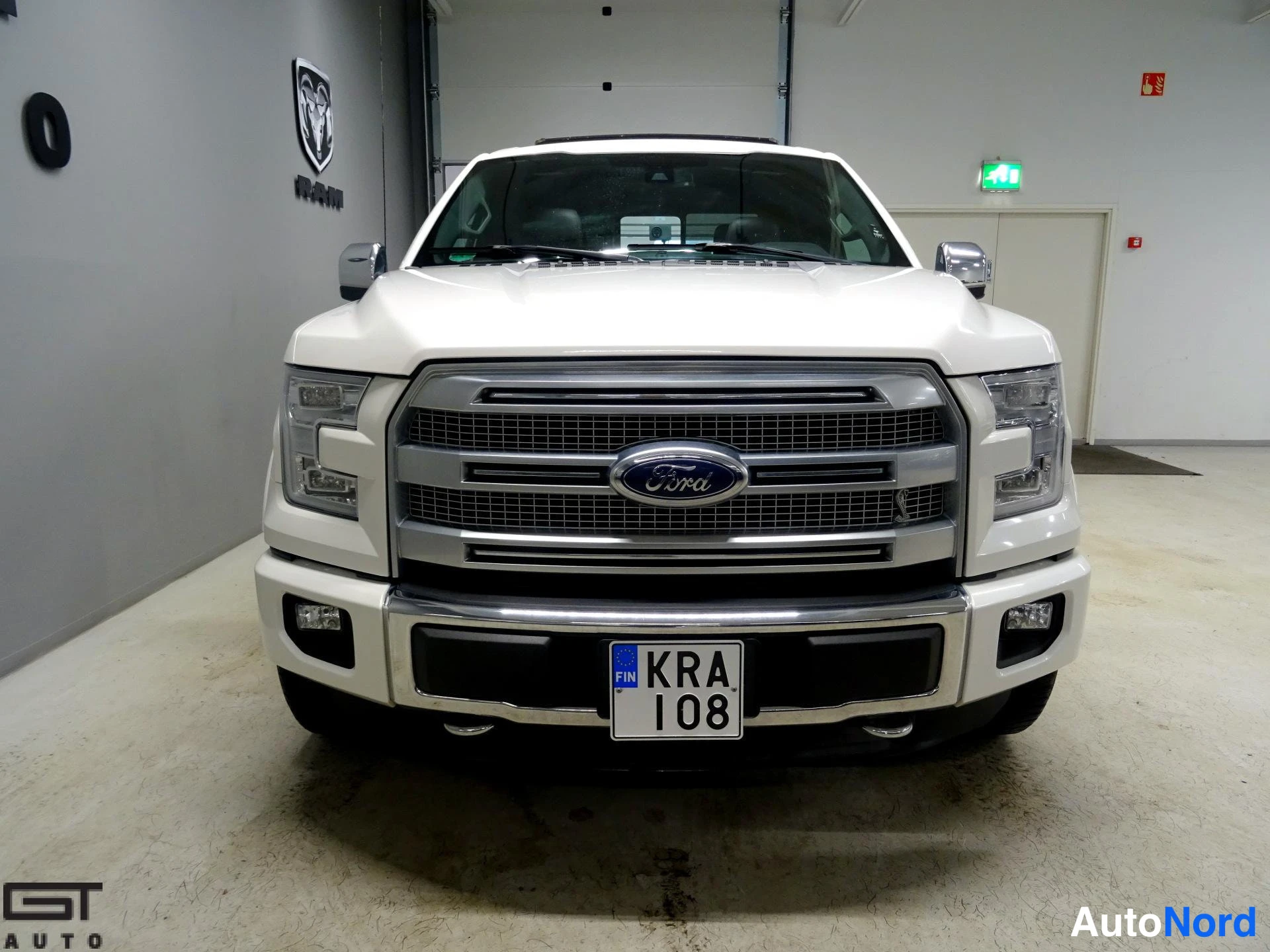 Valkoinen Ford F-150 2016, edestä, kuva 5
