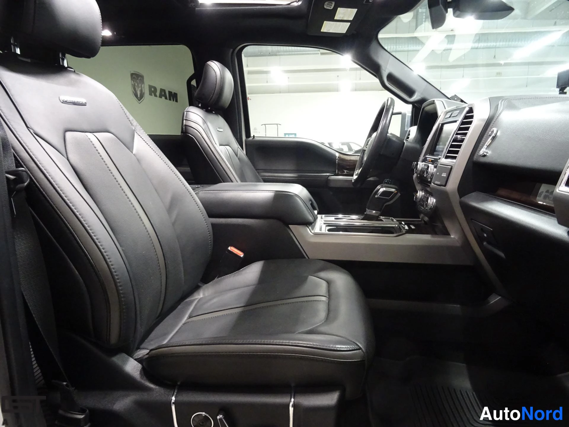 Valkoinen Ford F-150 2016, etuistuimet, kuva 20