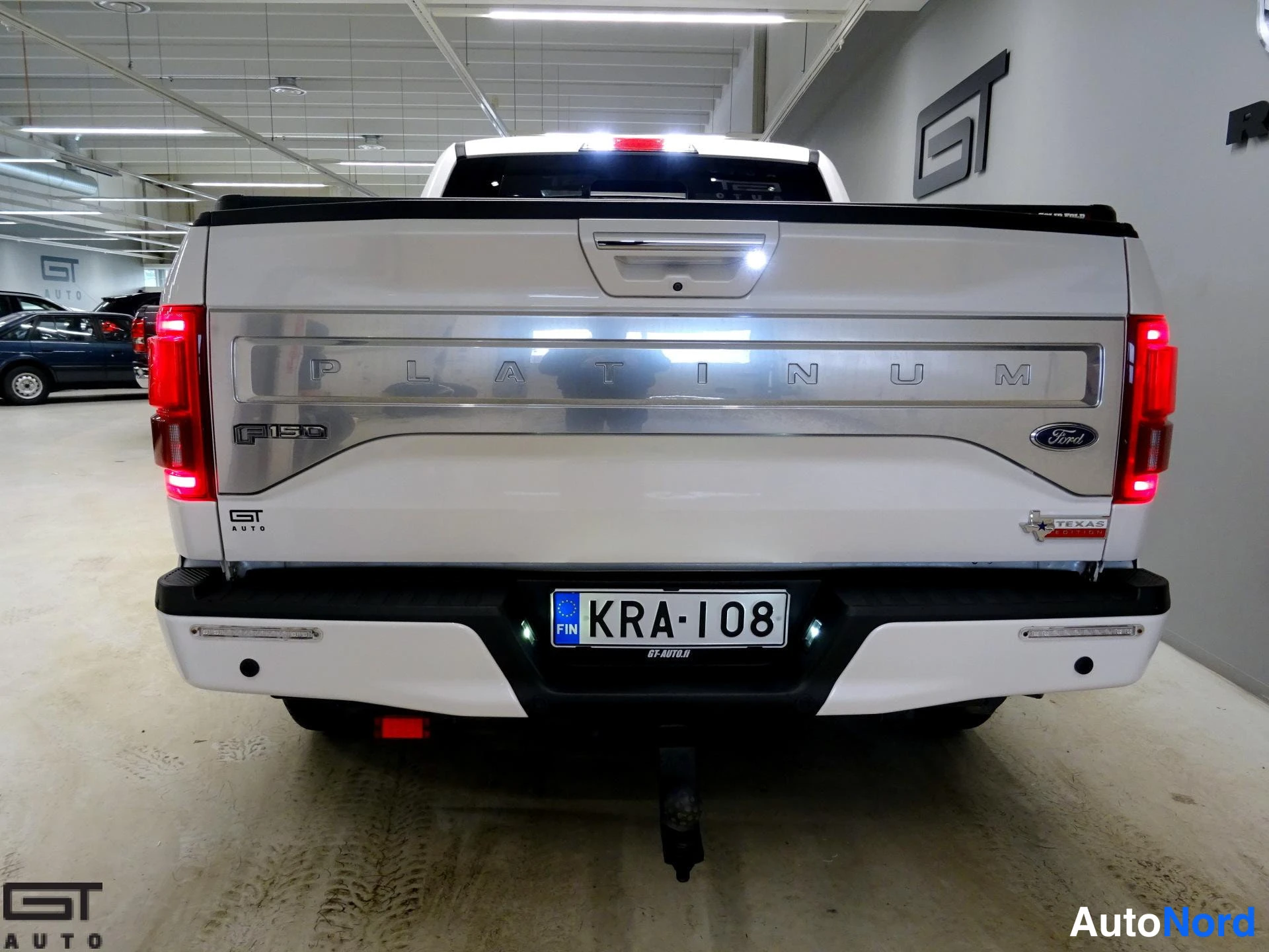 Valkoinen Ford F-150 2016, takaa, kuva 10