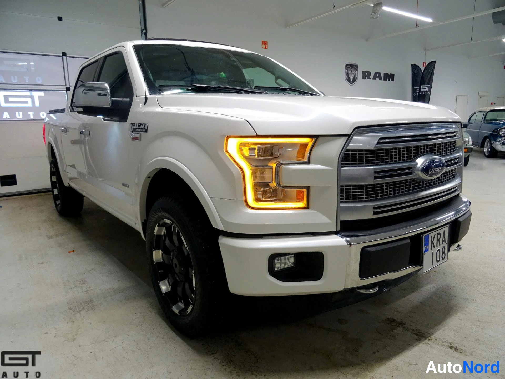 Valkoinen Ford F-150 2016, etuviisto, keula oikealle, kuva 3