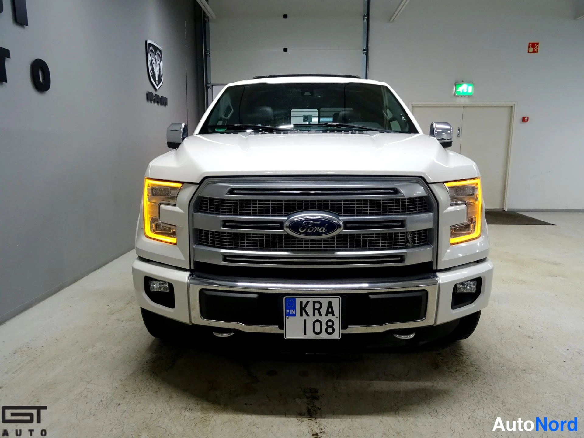 Valkoinen Ford F-150 2016, edestä, kuva 4
