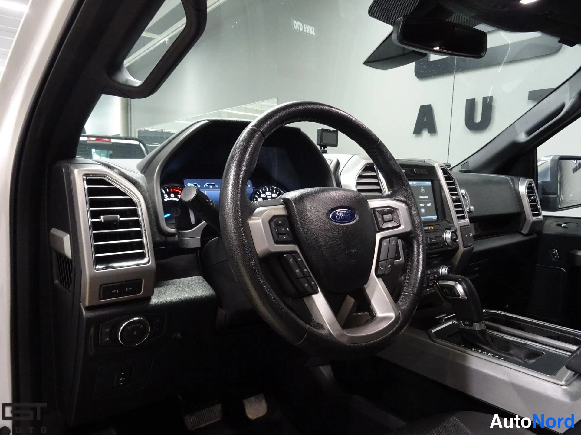 Valkoinen Ford F-150 2016, ohjaamo, kuva 11