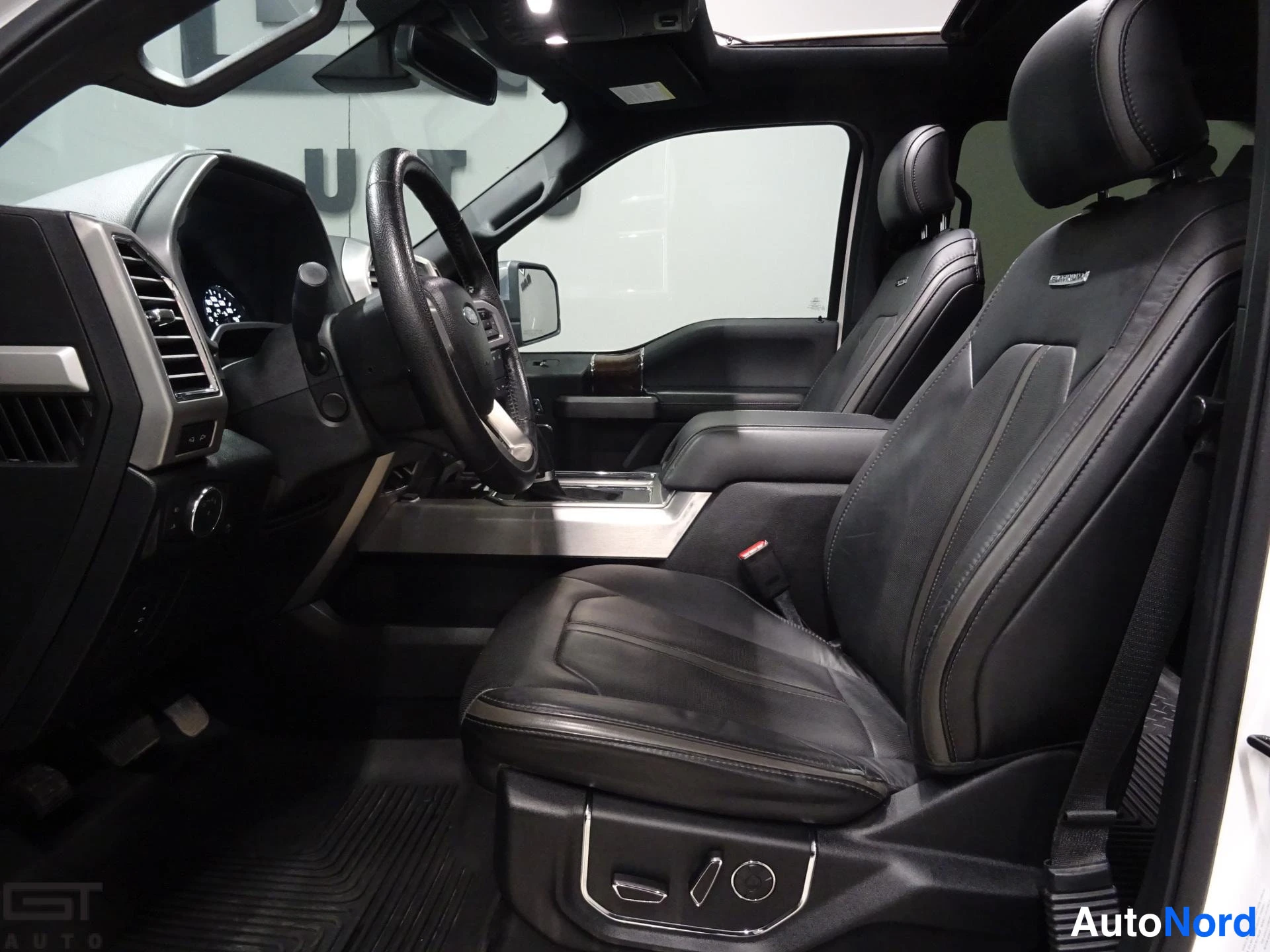 Valkoinen Ford F-150 2016, etuistuimet, kuva 18