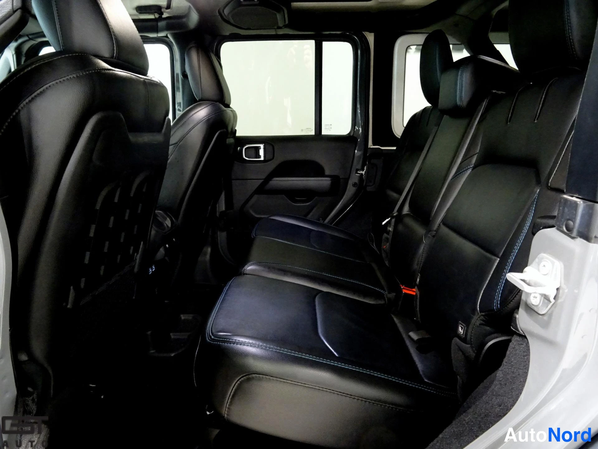 Harmaa Jeep Wrangler 2022, takaistuimet, kuva 18