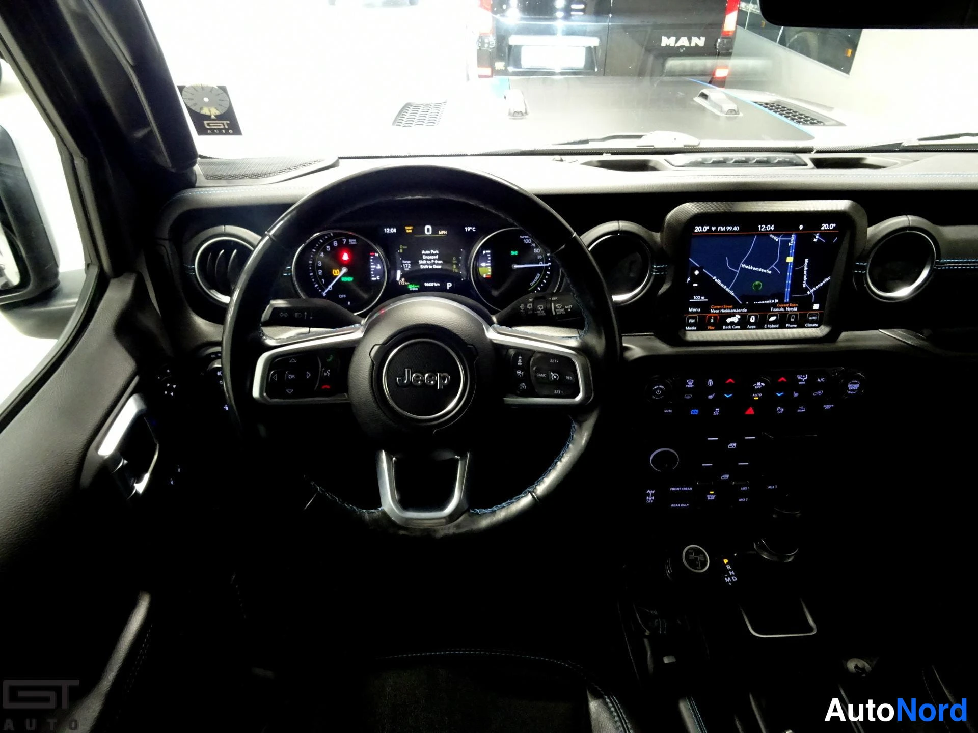 Harmaa Jeep Wrangler 2022, ohjaamo, kuva 13