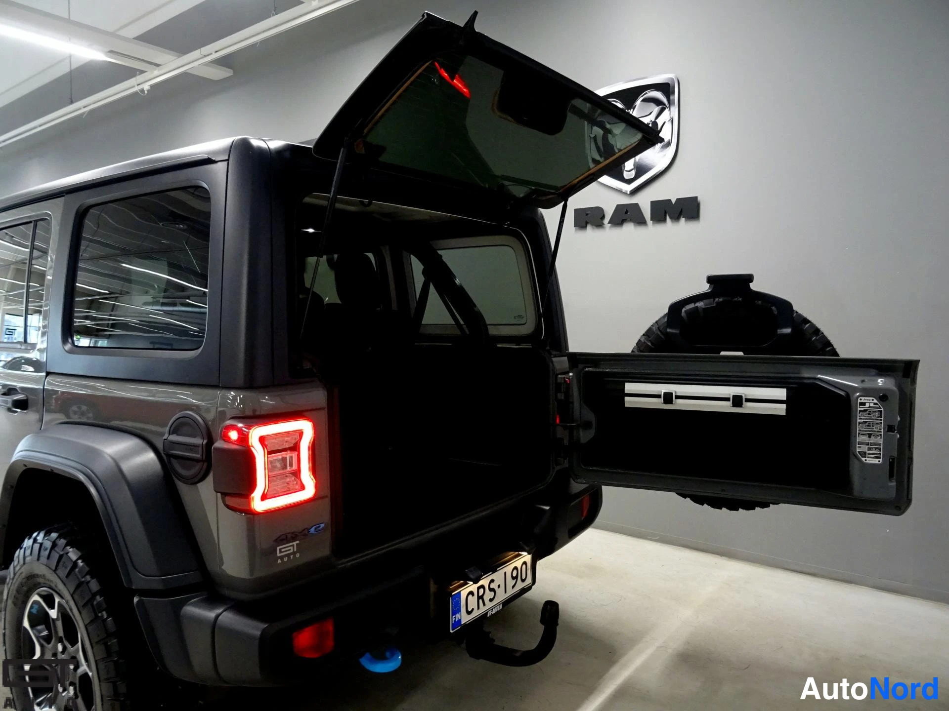 Harmaa Jeep Wrangler 2022, takaviisto, kuva 9