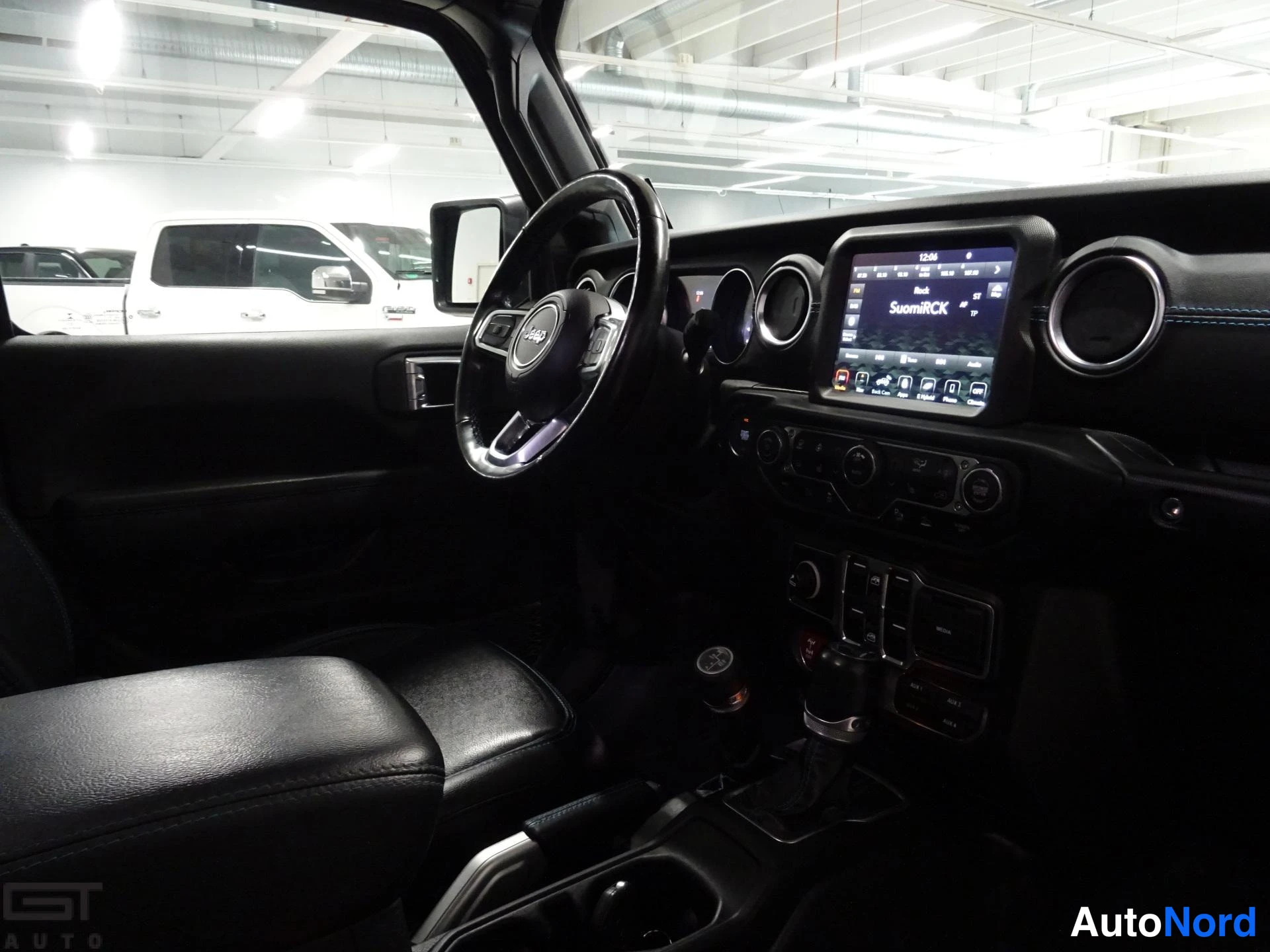 Harmaa Jeep Wrangler 2022, ohjaamo, kuva 12