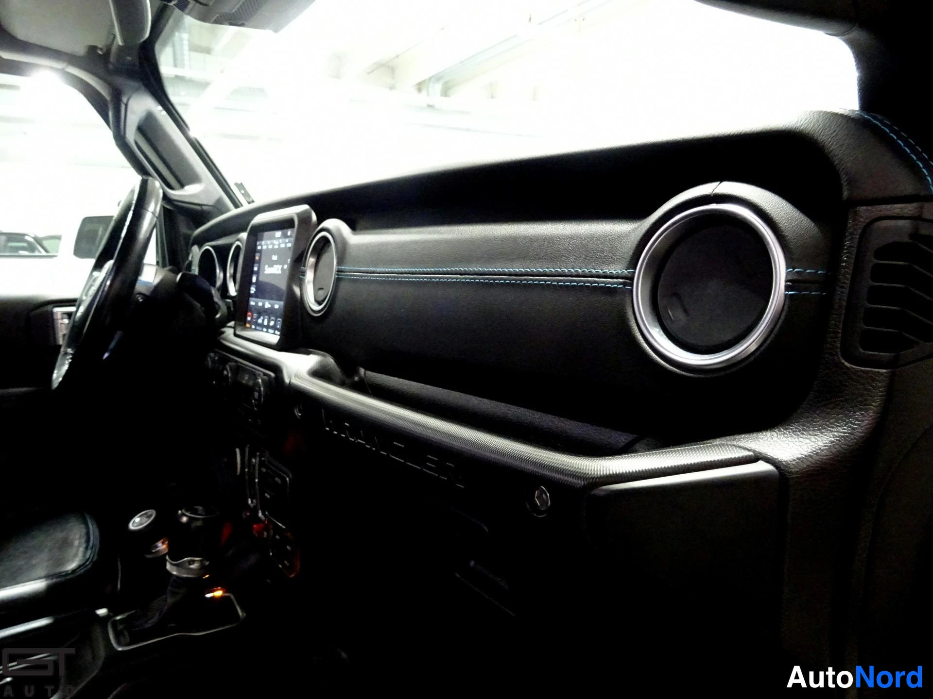 Harmaa Jeep Wrangler 2022, ohjaamo, kuva 14