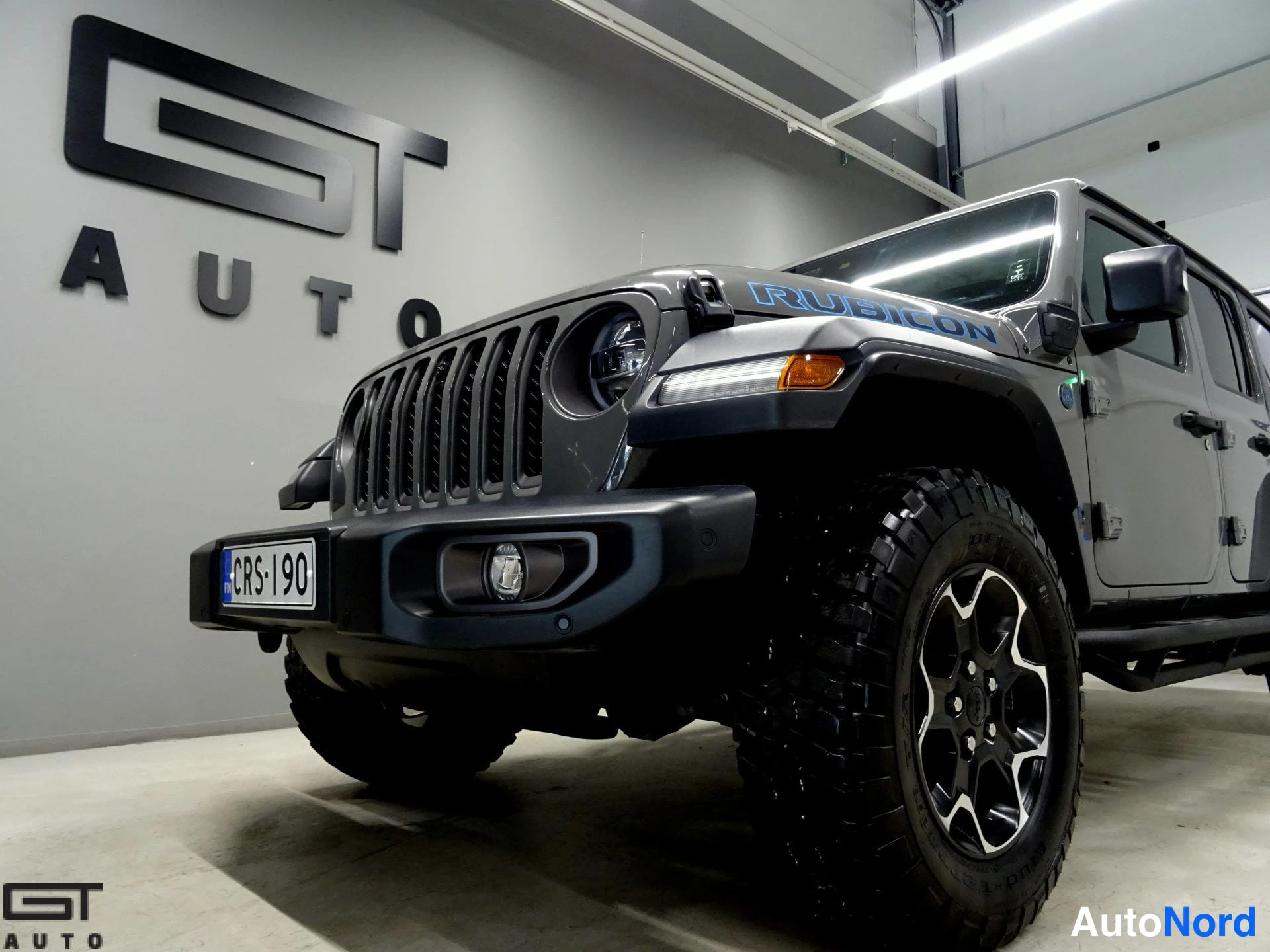 Harmaa Jeep Wrangler 2022, etuviisto, keula vasemmalle, kuva 3