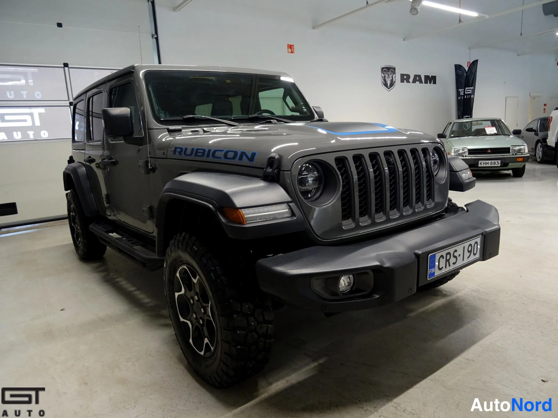 Harmaa Jeep Wrangler 2022, etuviisto, keula oikealle, kuva 4