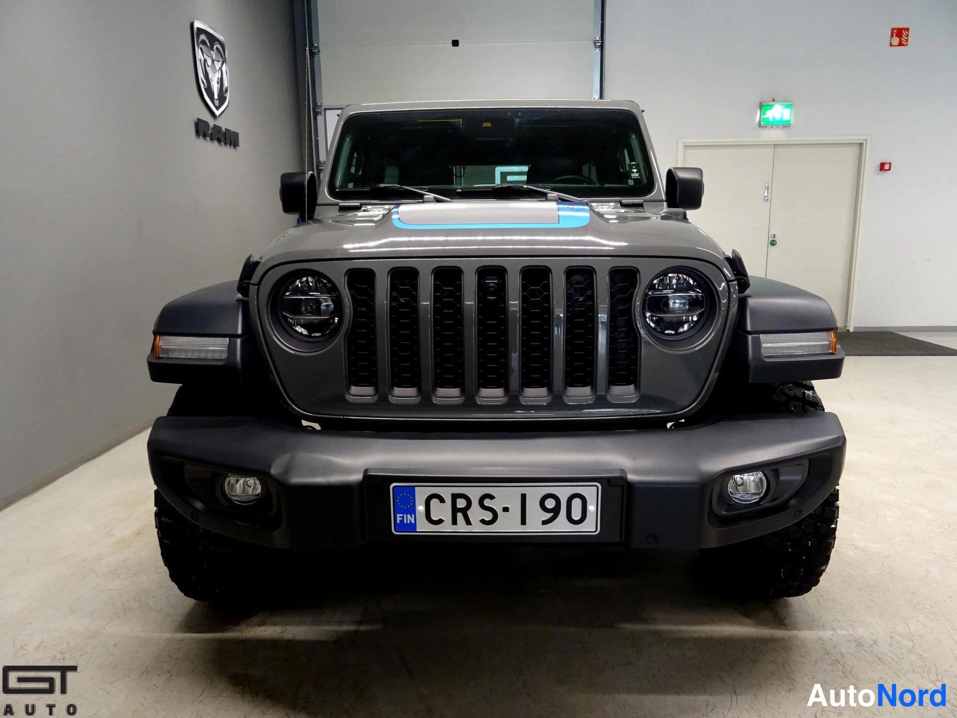 Harmaa Jeep Wrangler 2022, edestä, kuva 5