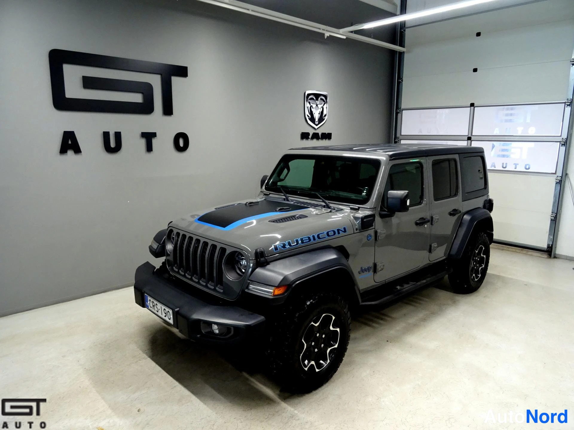 Harmaa Jeep Wrangler 2022, etuviisto, keula vasemmalle, kuva 2
